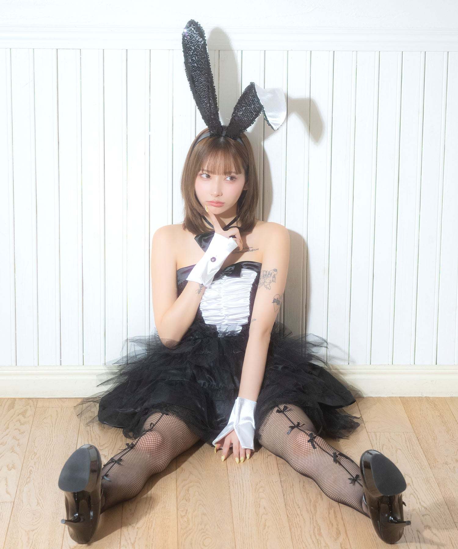 ティカ Tika キラキラスパンコールリボンボリュームミニ丈チュールメイド風バニーガールハロウィンコスプレ衣装4点セット【返品不可商品】（ブラック） ブラック