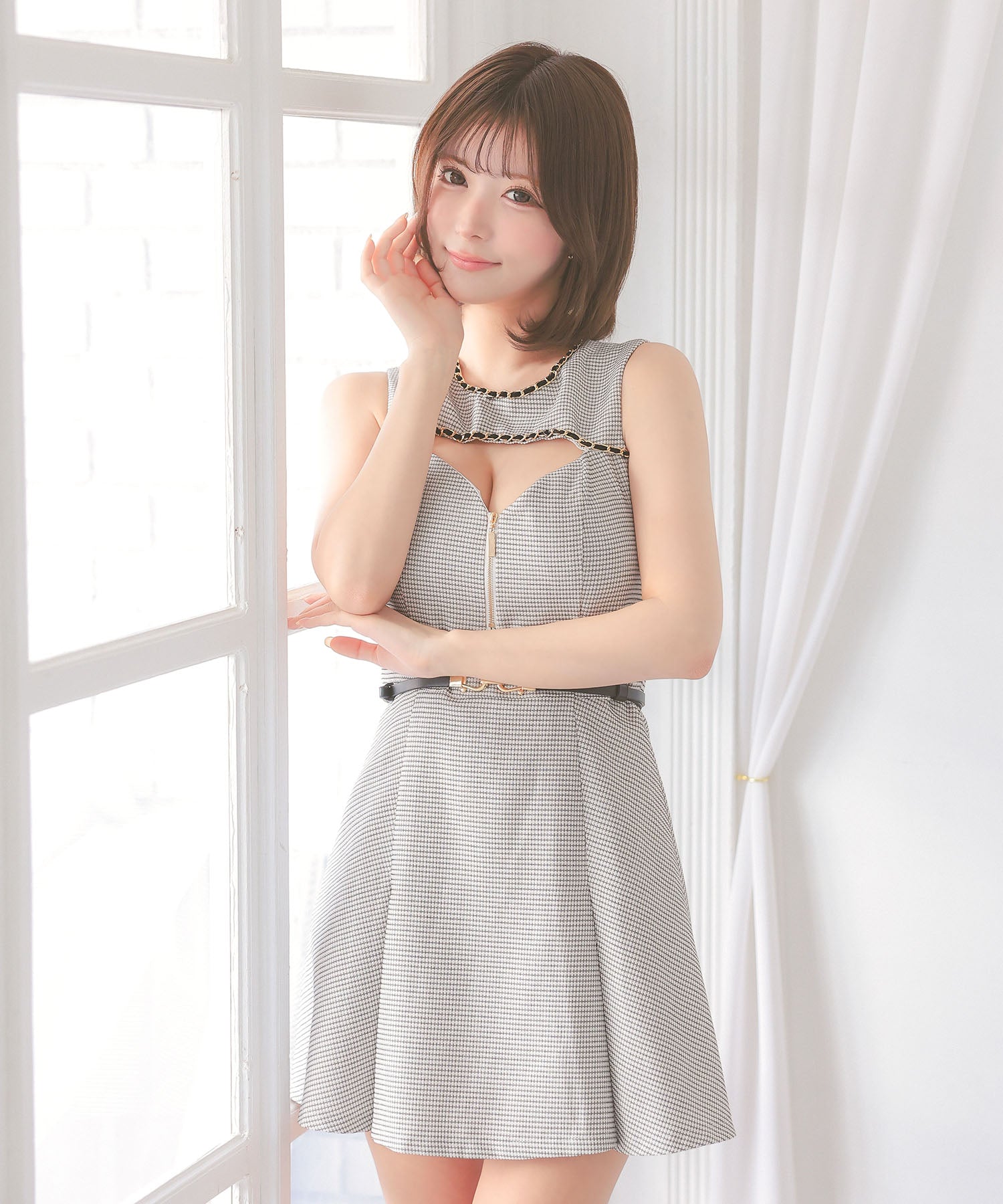 ティカ Tika キャバドレス ノースリーブ チェーンデザイン バストカット ジップ ウエストベルト ボックス フレアミニドレス (Sサイズ～XLサイズ) （ホワイト） ホワイト