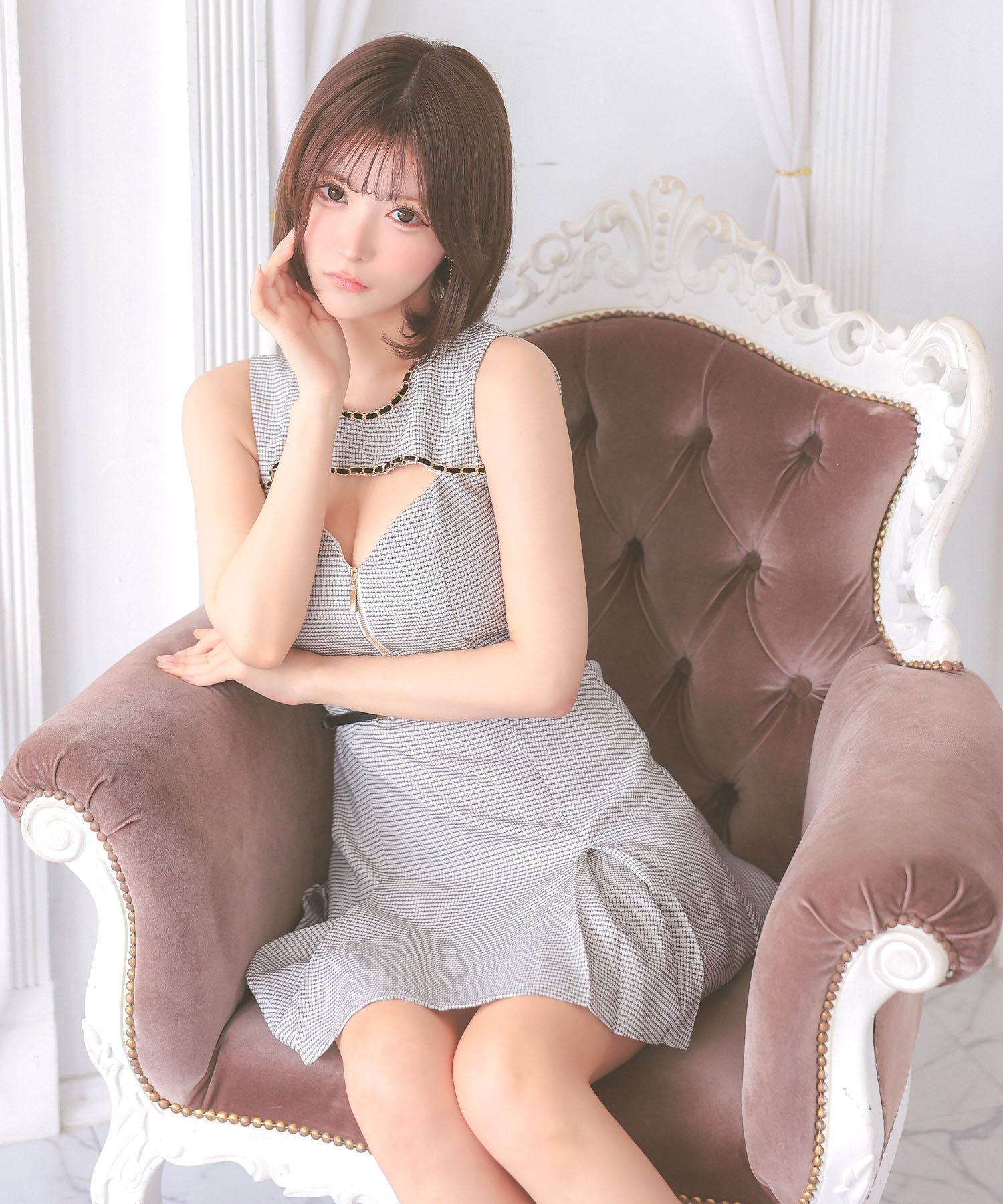 ティカ Tika キャバドレス ノースリーブ チェーンデザイン バストカット ジップ ウエストベルト ボックス フレアミニドレス (Sサイズ～XLサイズ) （ホワイト） ホワイト