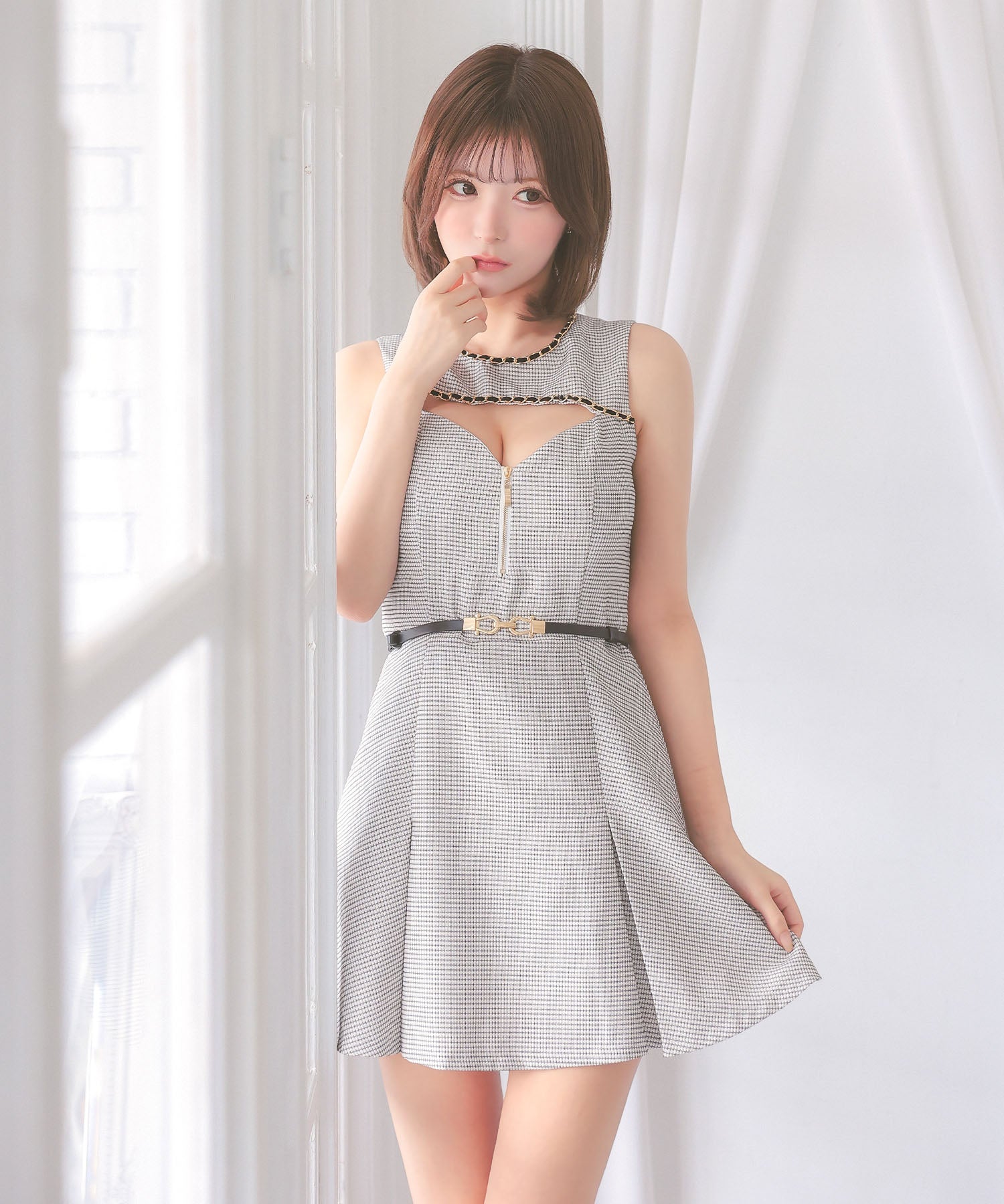 ティカ Tika キャバドレス ノースリーブ チェーンデザイン バストカット ジップ ウエストベルト ボックス フレアミニドレス (Sサイズ～XLサイズ) （ホワイト） ホワイト