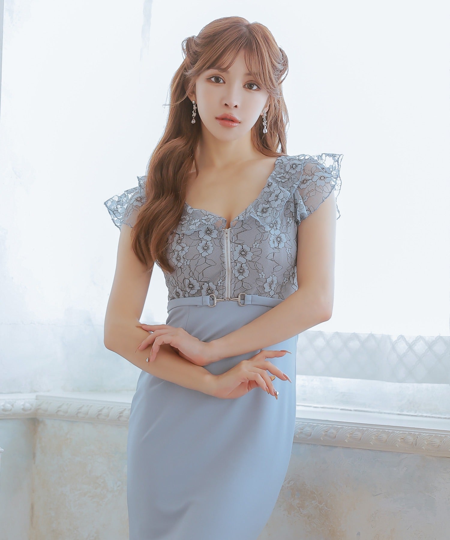 ティカ Tika バックスリットあり フラワーレース フリル袖 バストジップ ストレッチ タイトロングドレス (Sサイズ～XXLサイズ) （ダスティブルー） ダスティブルー