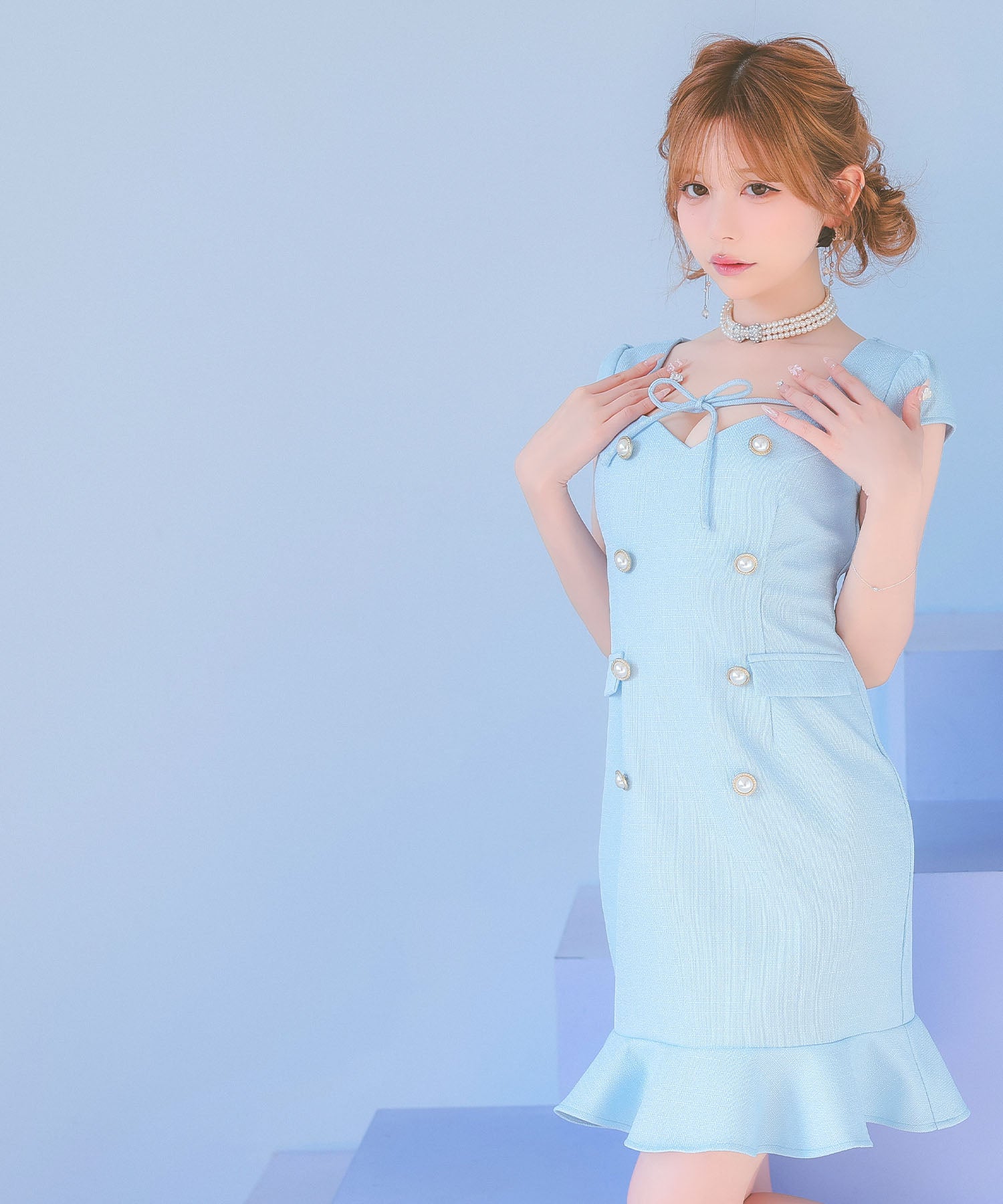 ティカ Tika キャバドレス 半袖 デコルテリボン ダブルパールボタン ツイード 裾フリル タイトミニドレス (Sサイズ～XXXLサイズ) （ライトブルー） ライトブルー
