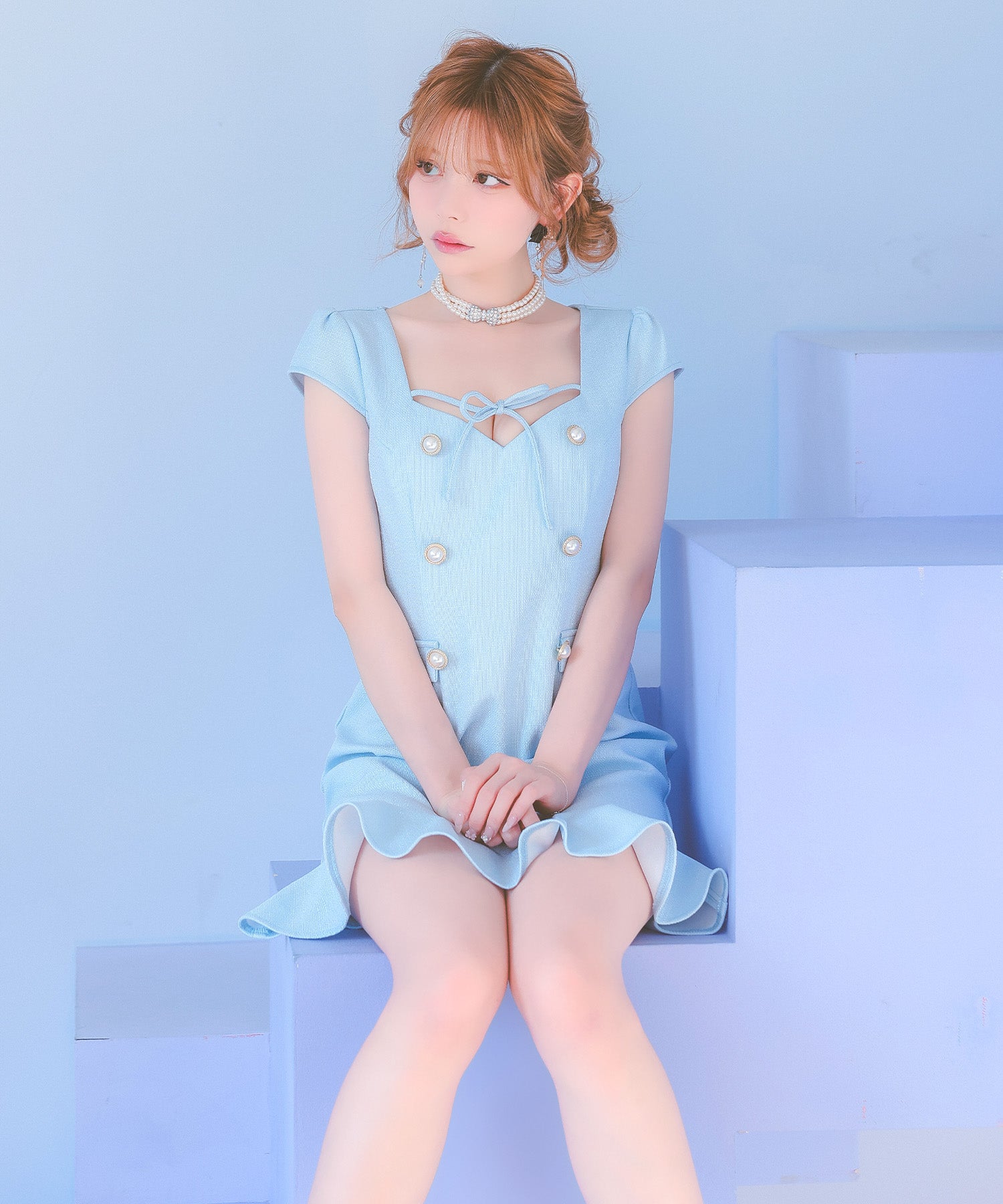 ティカ Tika キャバドレス 半袖 デコルテリボン ダブルパールボタン ツイード 裾フリル タイトミニドレス (Sサイズ～XXXLサイズ) （ライトブルー） ライトブルー