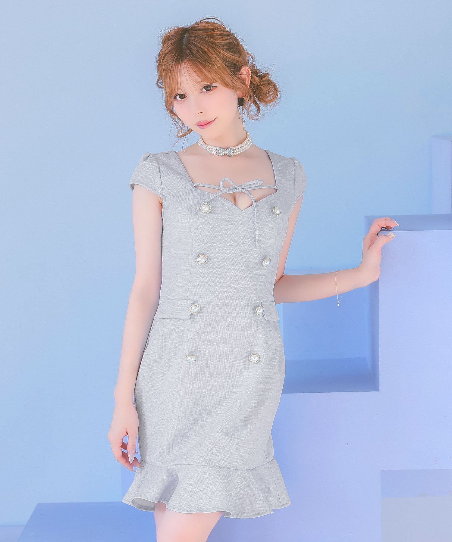 ティカ Tika キャバドレス 半袖 デコルテリボン ダブルパールボタン ツイード 裾フリル タイトミニドレス (Sサイズ～XXXLサイズ) （ライトグレー） ライトグレー