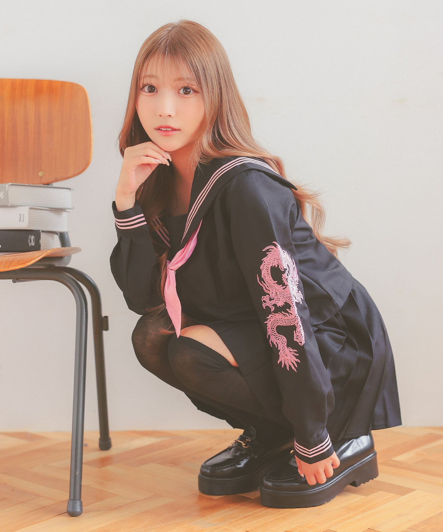 ティカ Tika コスプレ 龍刺繍入り ミニ丈 体型カバー 袖あり プリーツ フレアスカート セーラー服 4点セット (セーラー服上下/スカーフ/ソックス) （ブラック×ピンク） ブラック×ピンク