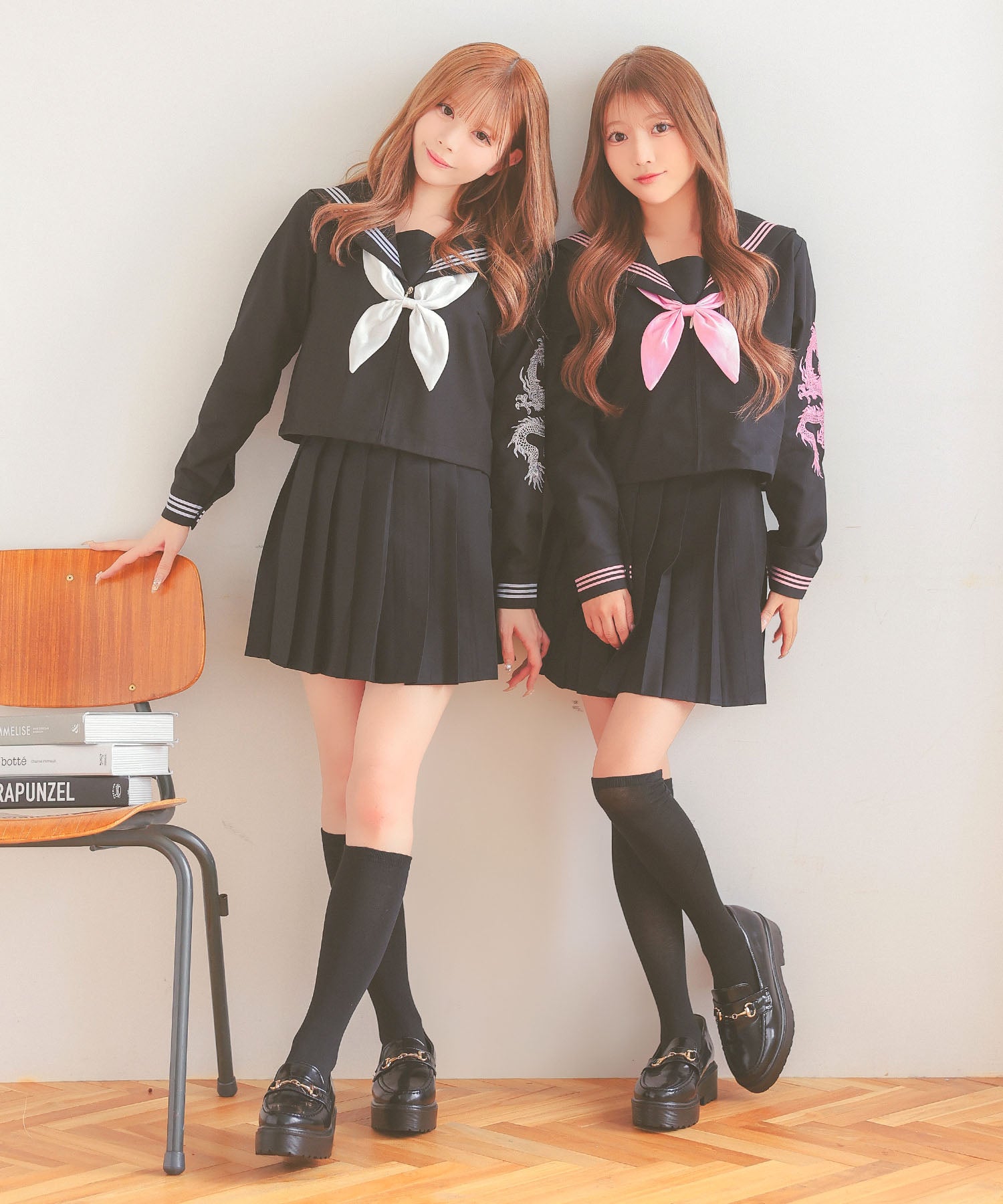ティカ Tika コスプレ 龍刺繍入り ミニ丈 体型カバー 袖あり プリーツ フレアスカート セーラー服 4点セット (セーラー服上下/スカーフ/ソックス) （ブラック×ピンク） ブラック×ピンク