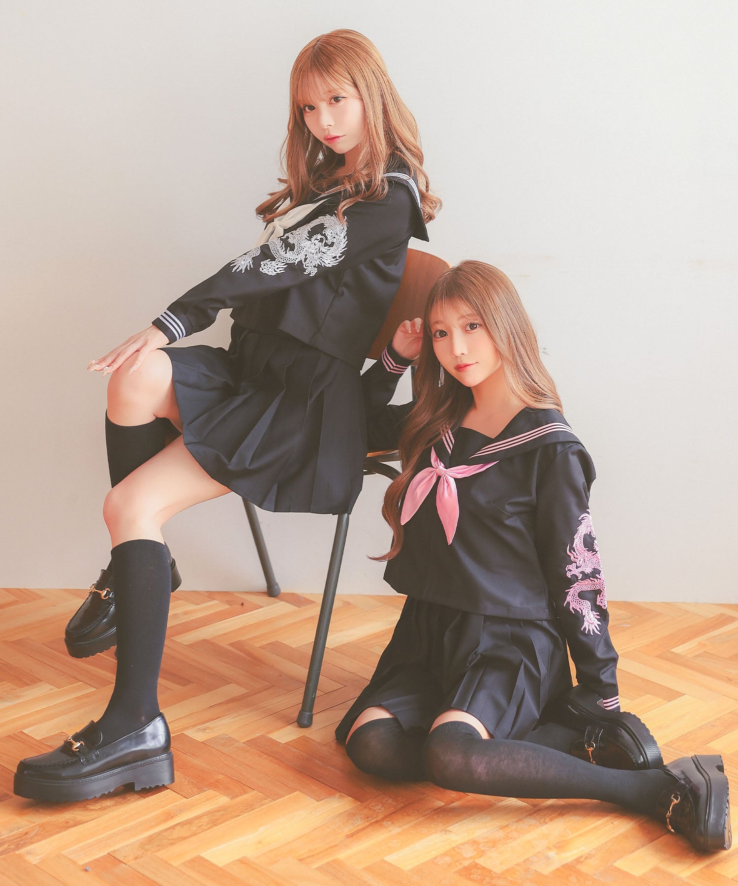 ティカ Tika コスプレ 龍刺繍入り ミニ丈 体型カバー 袖あり プリーツ フレアスカート セーラー服 4点セット (セーラー服上下/スカーフ/ソックス) （ブラック×ピンク） ブラック×ピンク