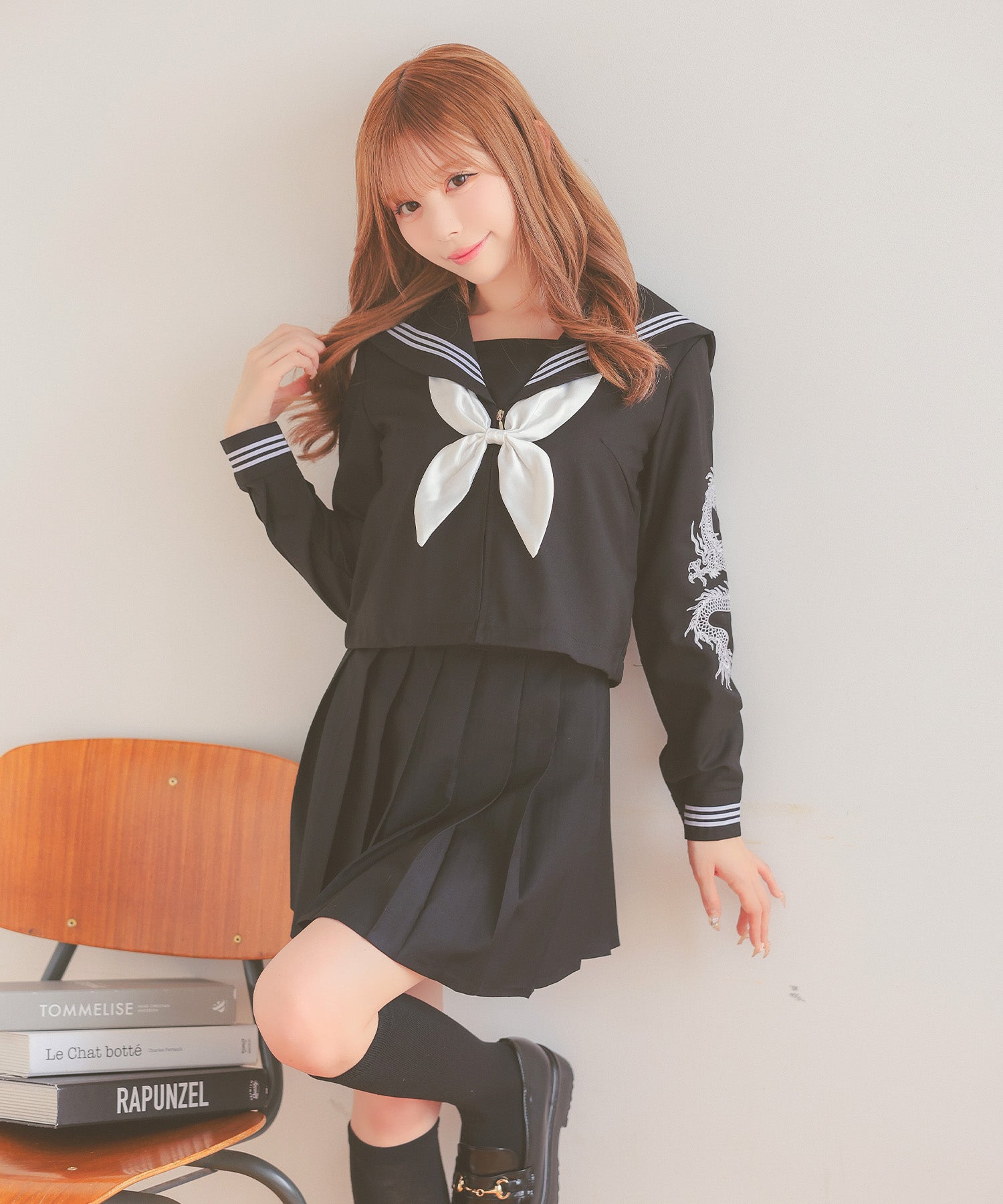 ティカ Tika コスプレ 龍刺繍入り ミニ丈 体型カバー 袖あり プリーツ フレアスカート セーラー服 4点セット (セーラー服上下/スカーフ/ソックス) （ブラック×ホワイト） ブラック×ホワイト