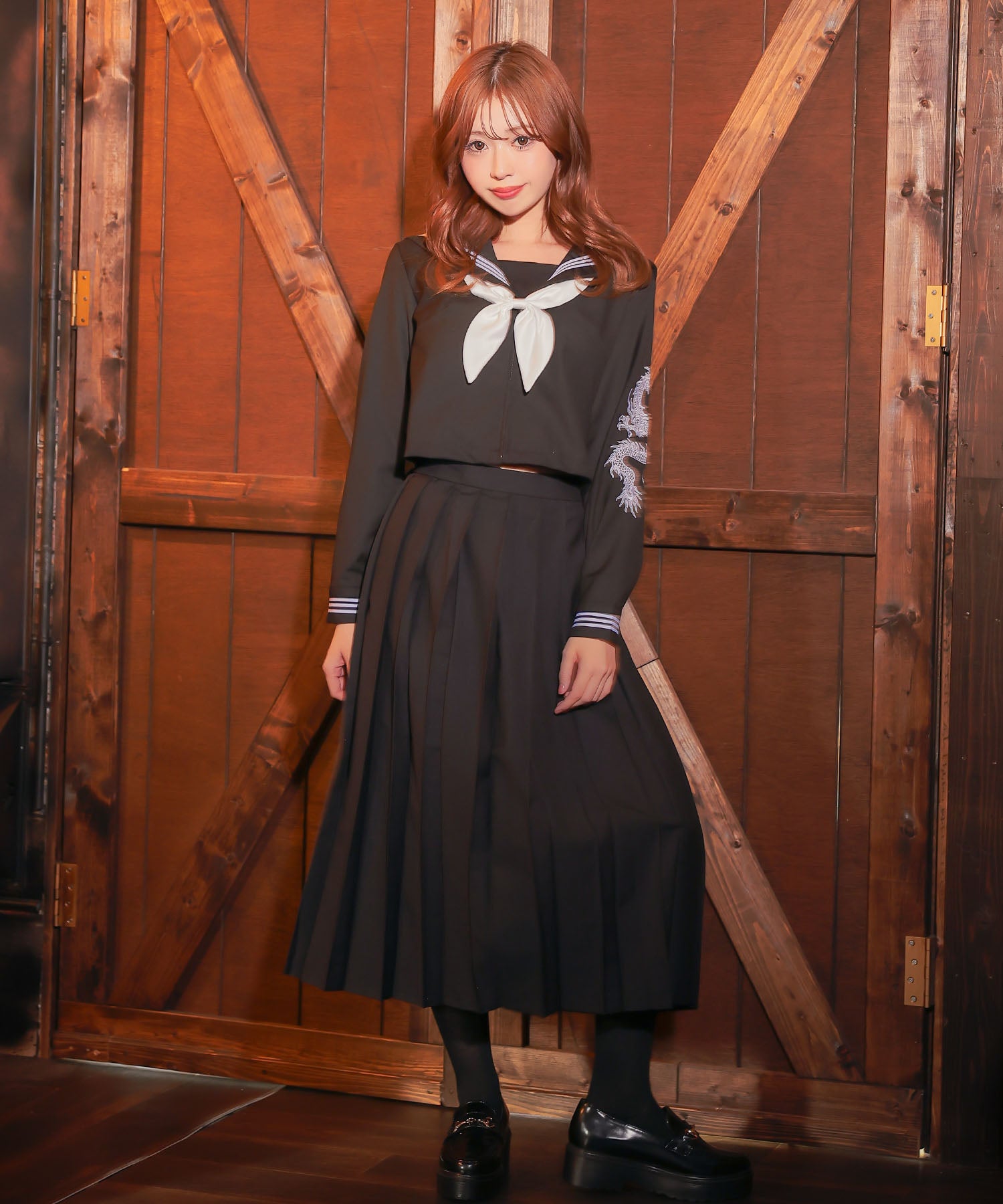 ティカ Tika コスプレ かわいい スケバン風 袖あり 体型カバー 龍刺繍入り ロング丈 セーラー服 [4点セット] (セーラー服上下/スカーフ/ソックス) （ブラック×ホワイト） ブラック×ホワイト
