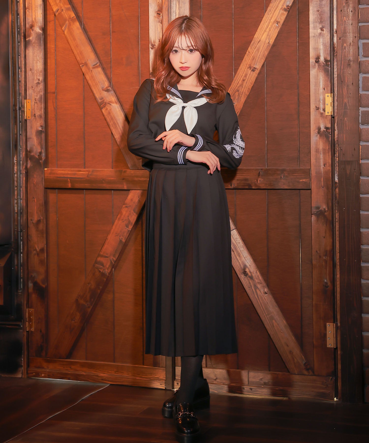 ティカ Tika コスプレ かわいい スケバン風 袖あり 体型カバー 龍刺繍入り ロング丈 セーラー服 [4点セット] (セーラー服上下/スカーフ/ソックス) （ブラック×ホワイト） ブラック×ホワイト