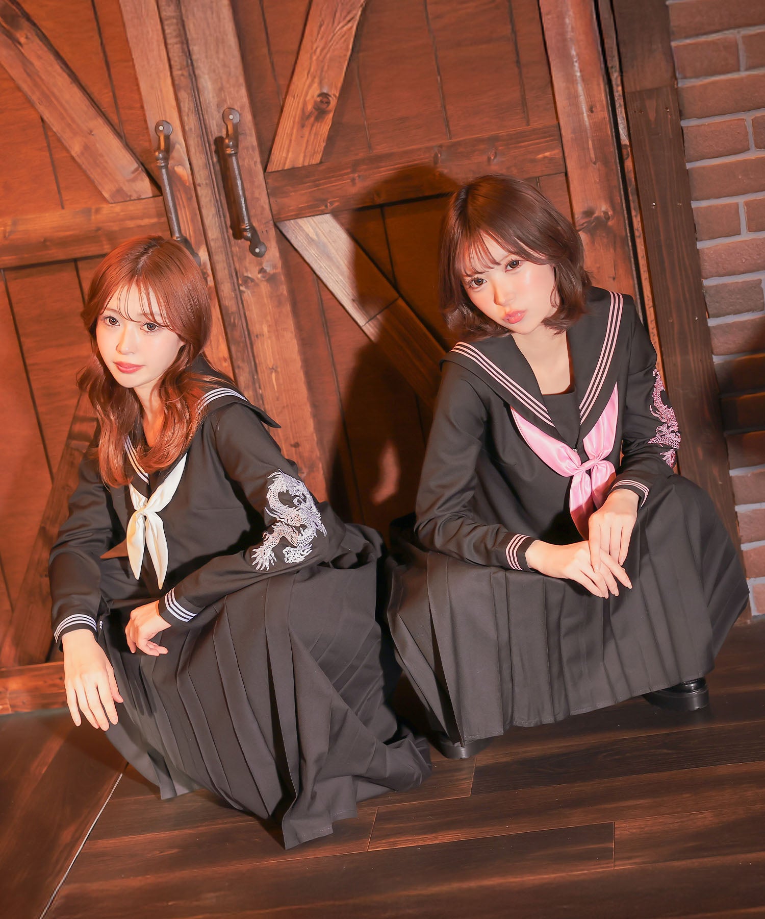 ティカ Tika コスプレ かわいい スケバン風 袖あり 体型カバー 龍刺繍入り ロング丈 セーラー服 [4点セット] (セーラー服上下/スカーフ/ソックス) （ブラック×ホワイト） ブラック×ホワイト