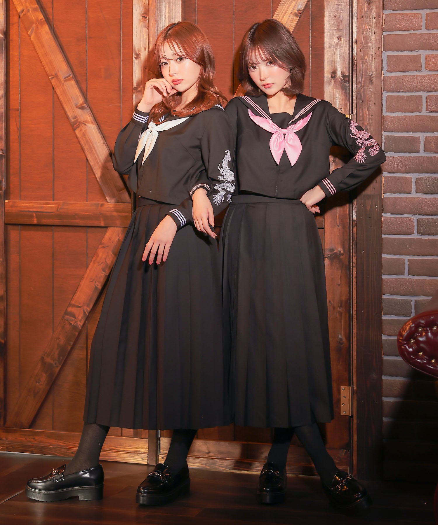 ティカ Tika コスプレ かわいい スケバン風 袖あり 体型カバー 龍刺繍入り ロング丈 セーラー服 [4点セット] (セーラー服上下/スカーフ/ソックス) （ブラック×ホワイト） ブラック×ホワイト