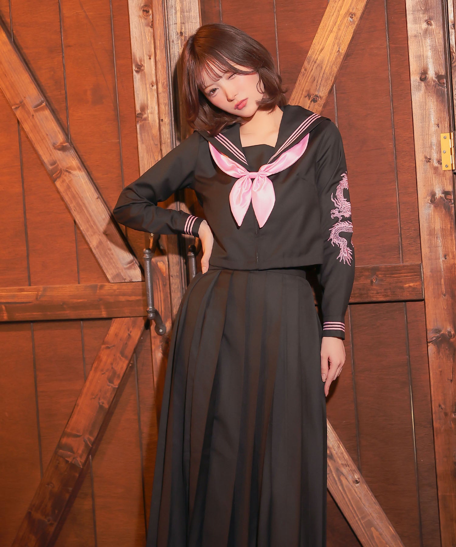 ティカ Tika コスプレ かわいい スケバン風 袖あり 体型カバー 龍刺繍入り ロング丈 セーラー服 [4点セット] (セーラー服上下/スカーフ/ソックス) （ブラック×ピンク） ブラック×ピンク