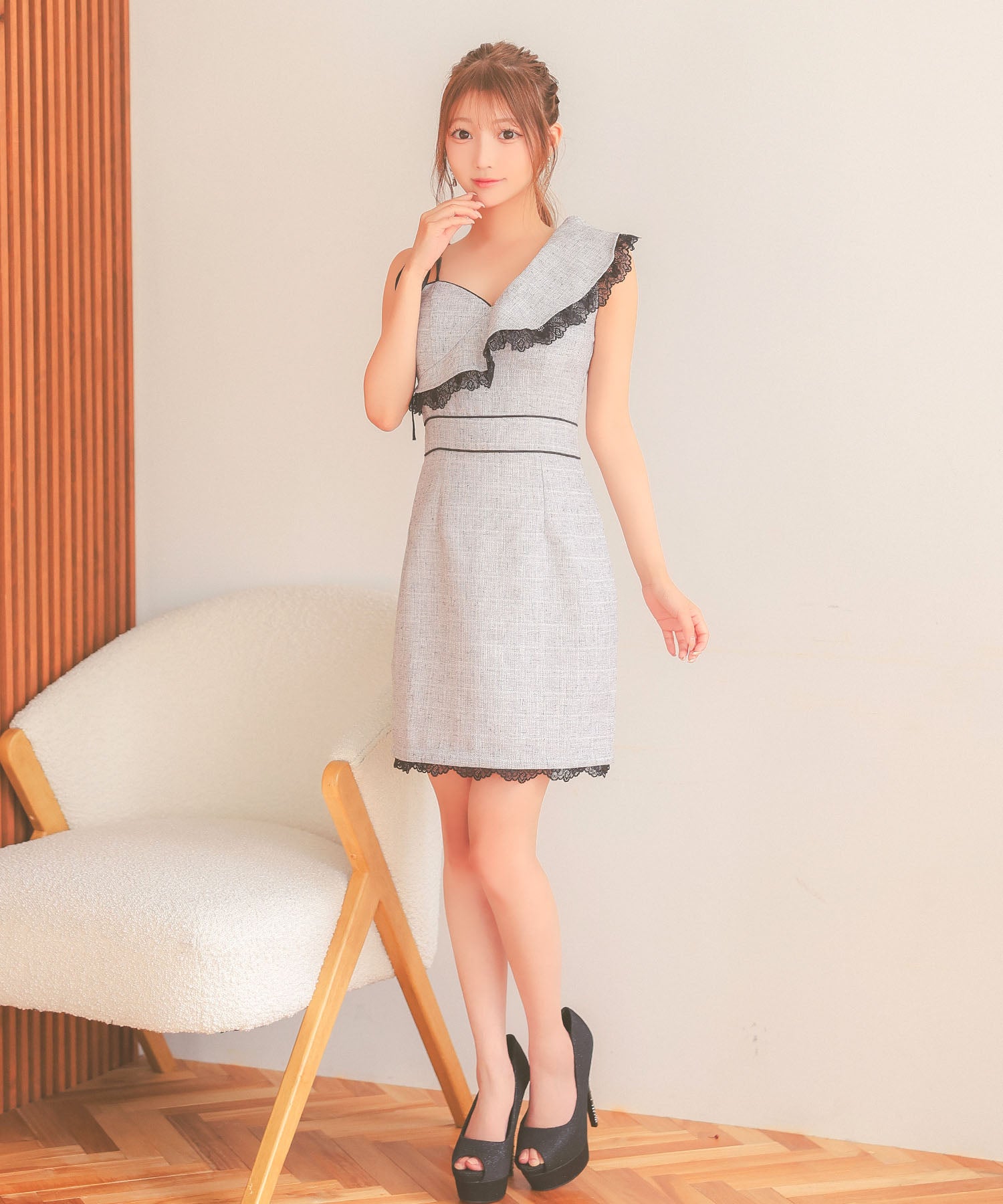 ティカ Tika キャバドレス タイトミニドレス レース 上品 ツイード アシメショルダー パイピング 胸元フリル （ライトグレー） ライトグレー