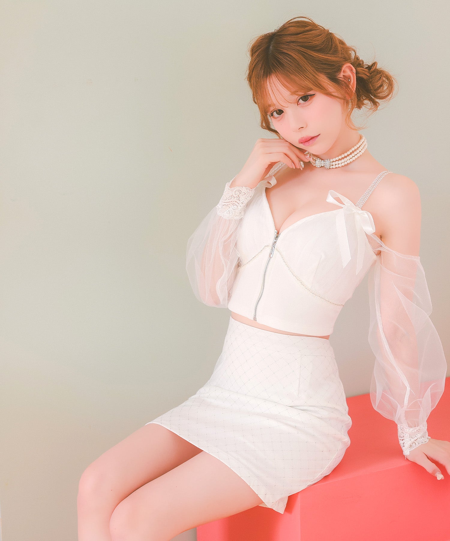 ティカ Tika キャバドレス 袖あり シアー長袖 肩あき フロントジップ リボン セットアップ 谷間魅せ ビジュー タイトミニドレス (Sサイズ～XLサイズ) （ホワイト） ホワイト