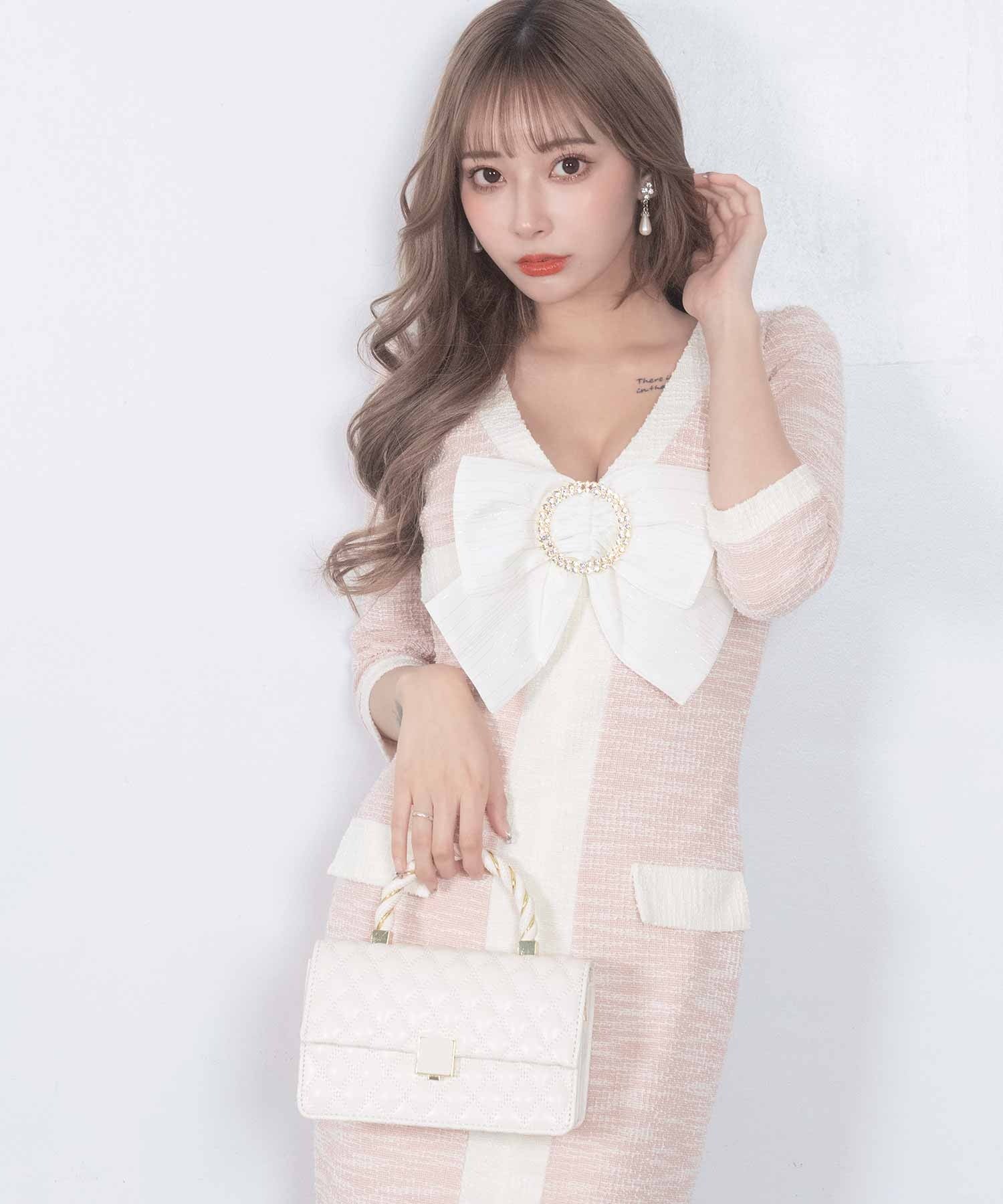ティカ Tika ガーリーリボンブローチ付きVネック五部袖ありパイピングデザインフロントスリット膝丈ドレス ワンピース（ピンク） ピンク