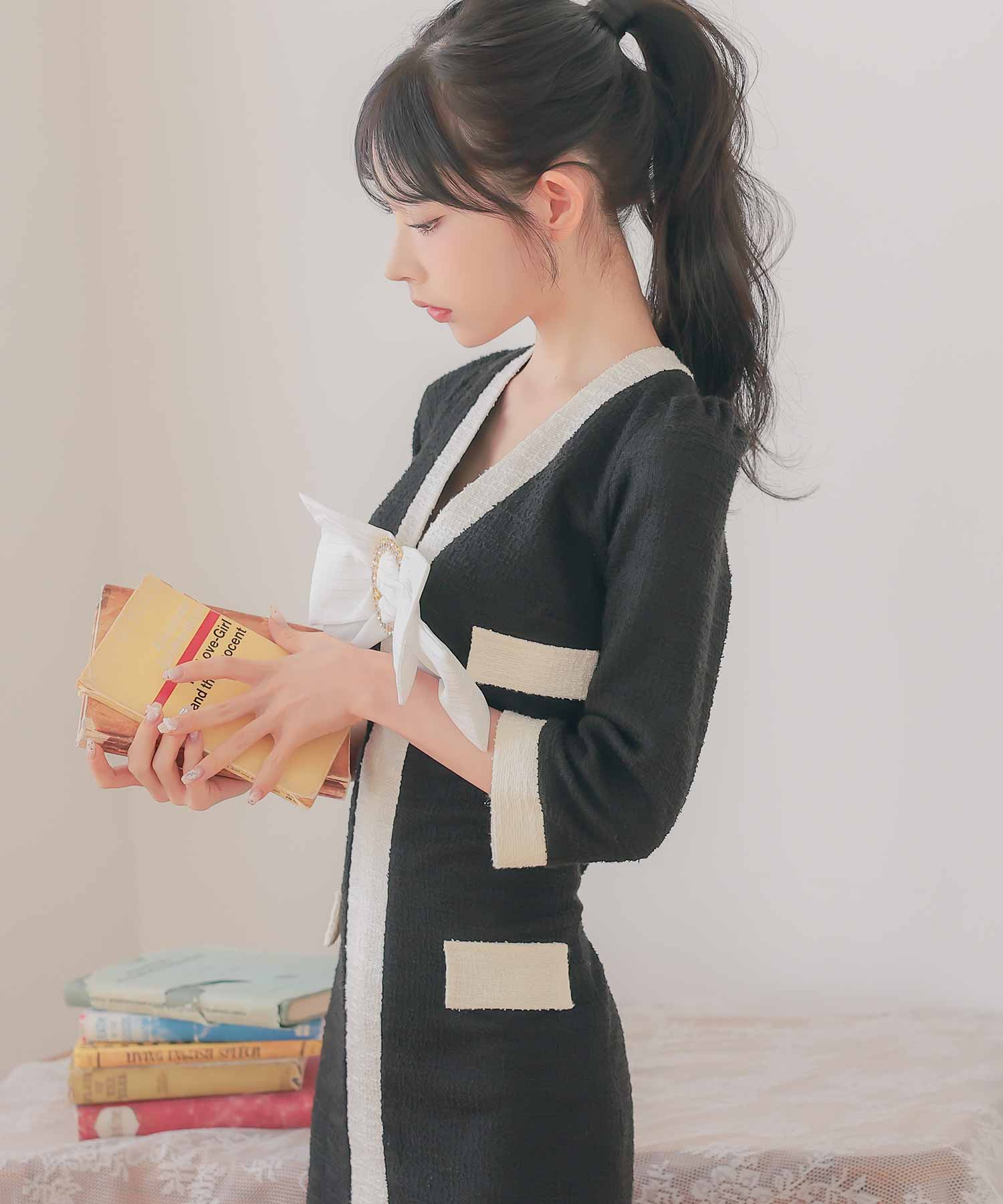 ティカ Tika ガーリーリボンブローチ付きVネック五部袖ありパイピングデザインフロントスリット膝丈ドレス ワンピース（ブラック） ブラック