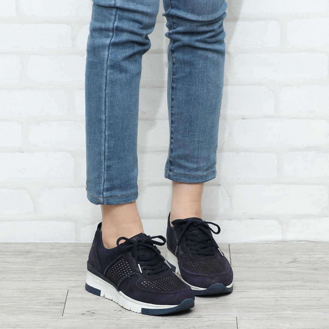 タマリス Tamaris レーザーカットスニーカー