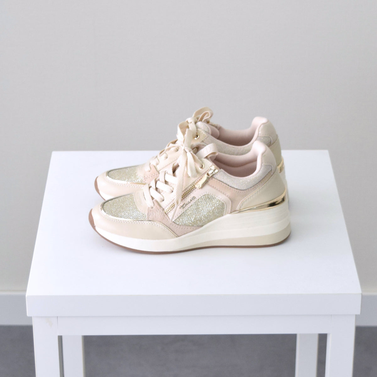 タマリス Tamaris サイドジップ6cmヒールスニーカー