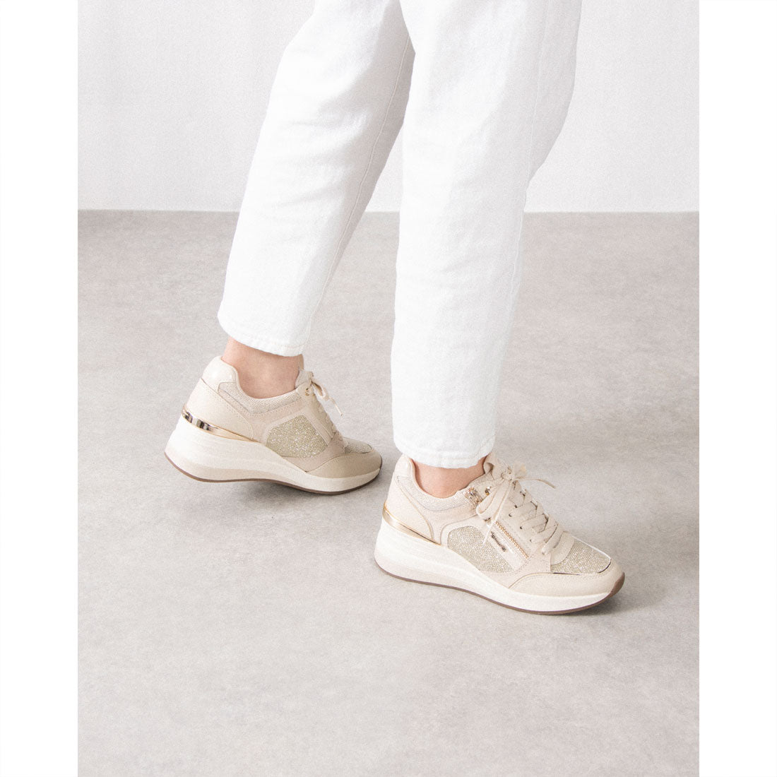 タマリス Tamaris サイドジップ6cmヒールスニーカー