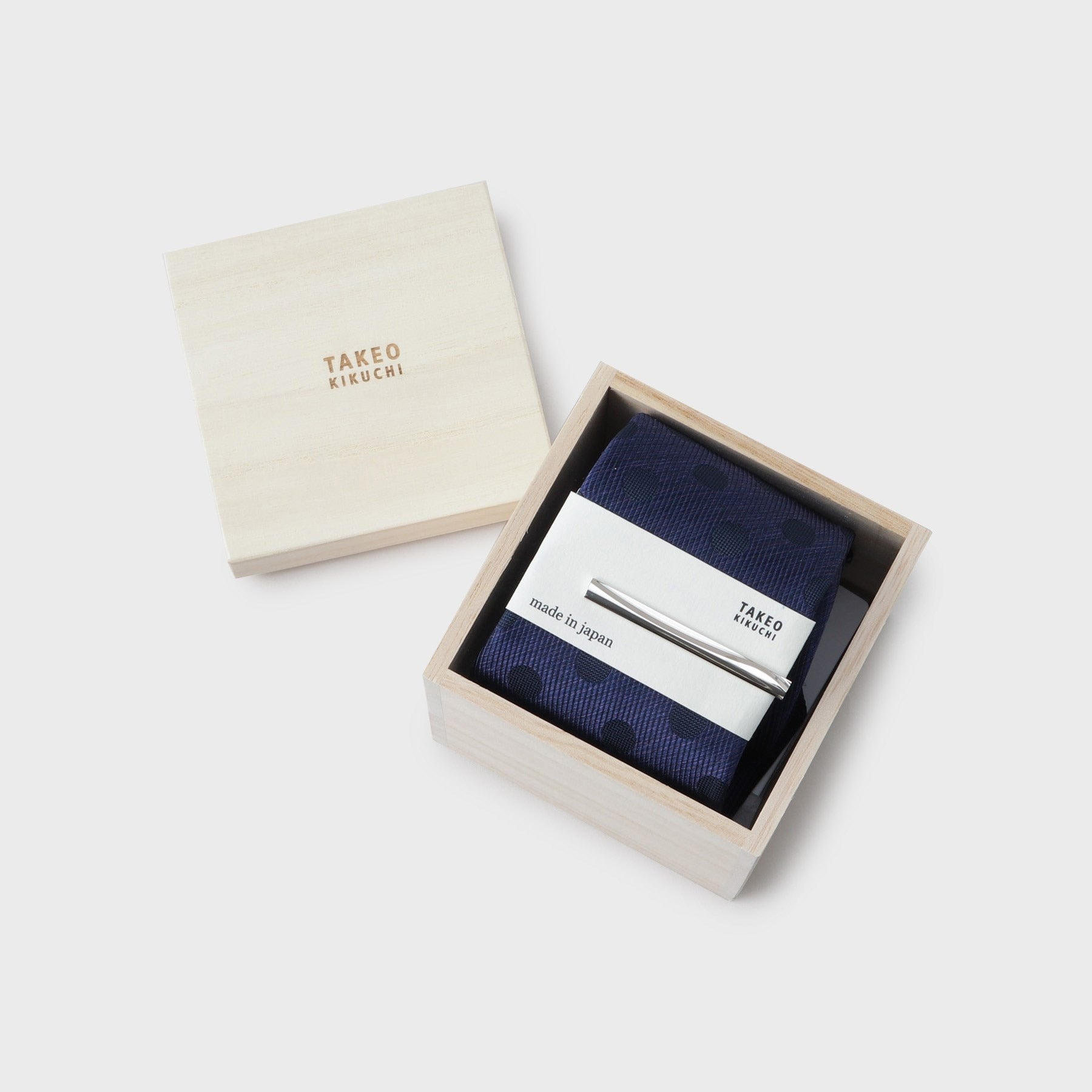 タケオキクチ TAKEO KIKUCHI 【MADE IN JAPAN】 桐箱BOX入り ネクタイ&タイバーセット （ライトブルー(091)） ライトブルー(091)