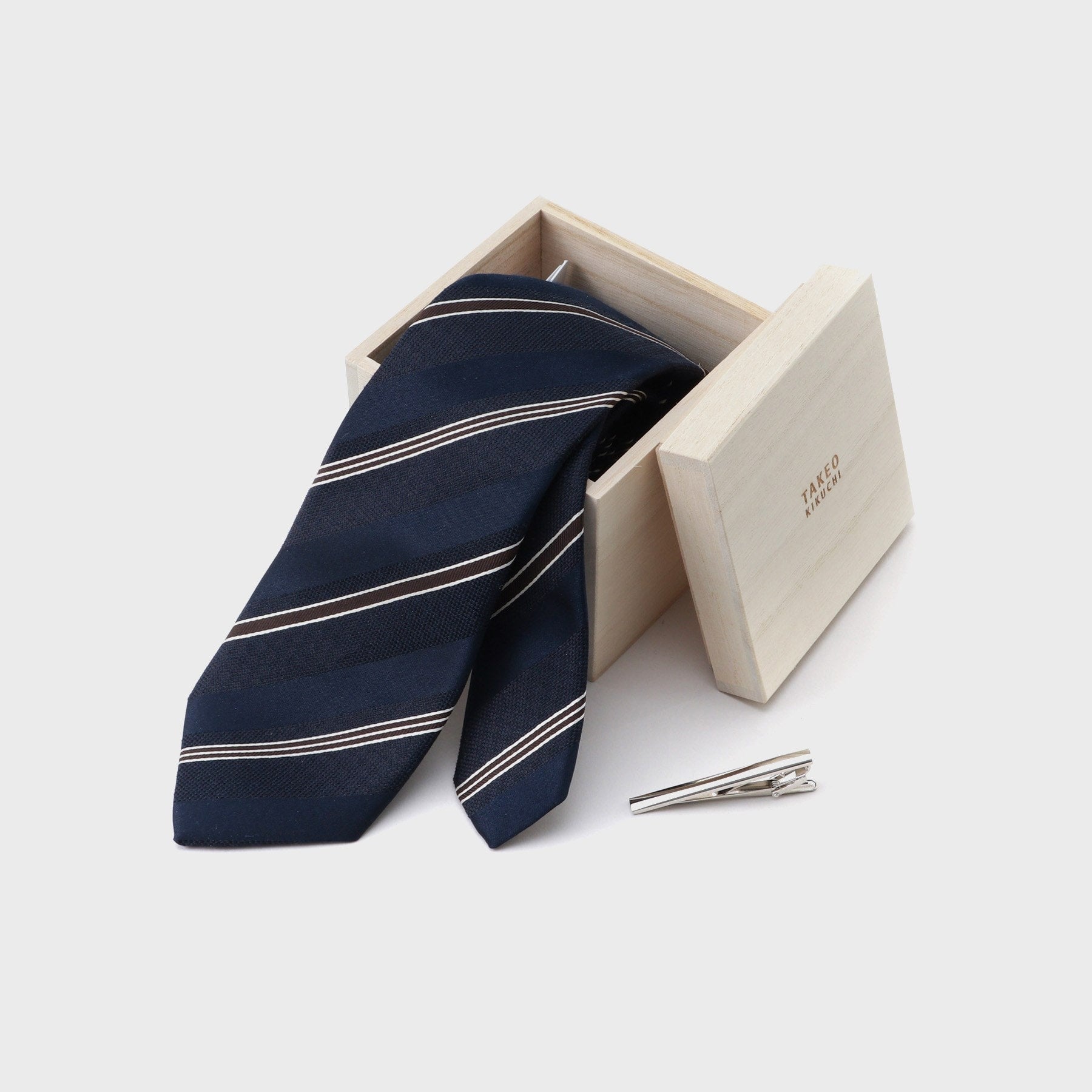 タケオキクチ TAKEO KIKUCHI 【MADE IN JAPAN】 桐箱BOX入り ネクタイ&タイバーセット （ライトブルー(091)） ライトブルー(091)