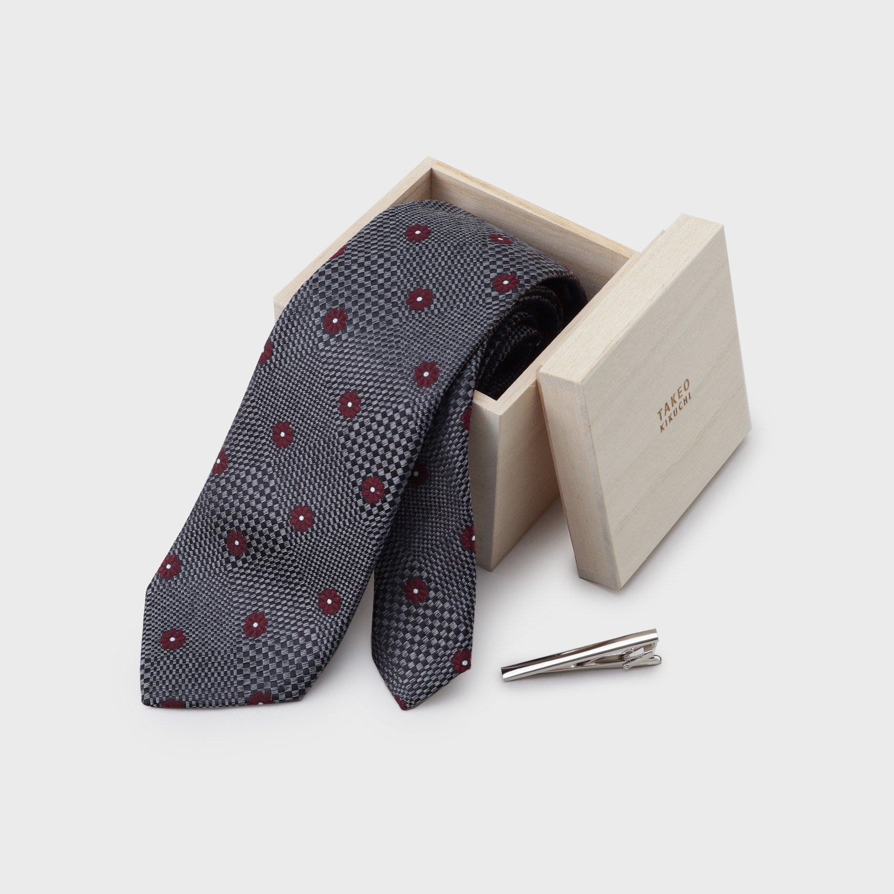 タケオキクチ TAKEO KIKUCHI 【MADE IN JAPAN】 桐箱BOX入り ネクタイ&タイバーセット （ライトブルー(091)） ライトブルー(091)