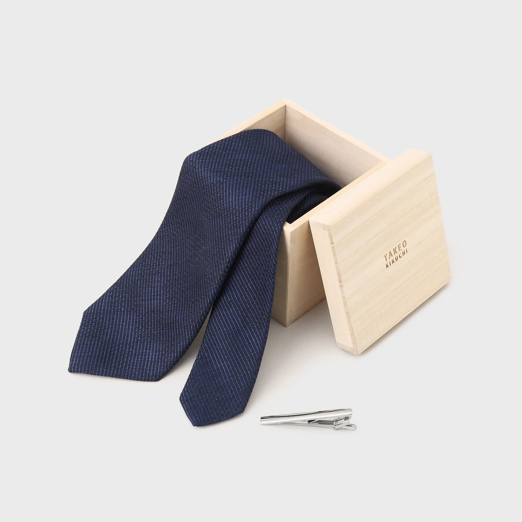 タケオキクチ TAKEO KIKUCHI 【MADE IN JAPAN】 桐箱BOX入り ネクタイ&タイバーセット （ネイビー(193)） ネイビー(193)