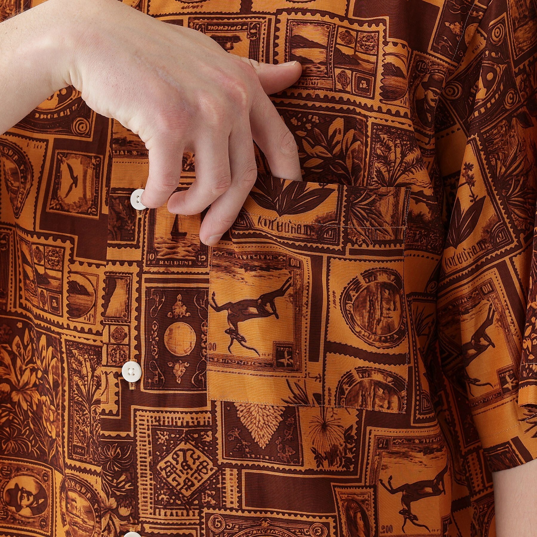 タケオキクチ TAKEO KIKUCHI 【THE FLAGSHIP】アーカイブ切手柄半袖シャツ （アイボリー(104)） アイボリー(104)