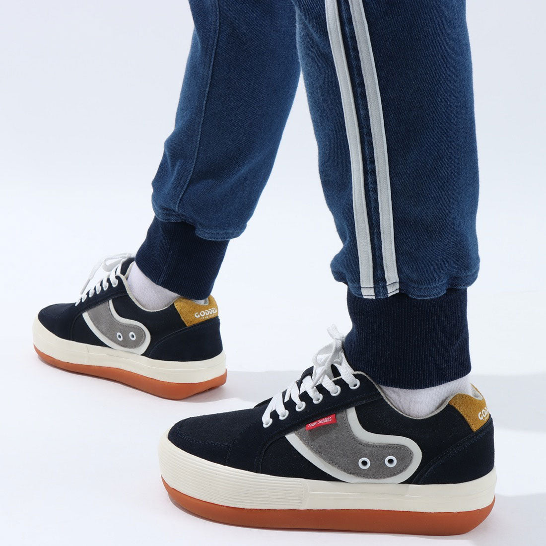 TEAM GODDESS Thick-soled striped sneakers