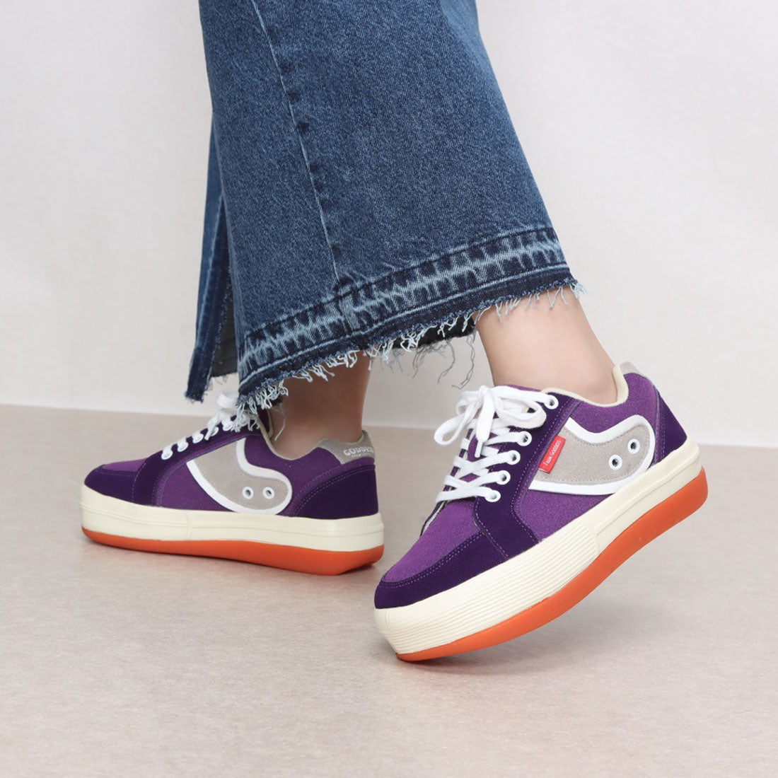 TEAM GODDESS Thick-soled striped sneakers