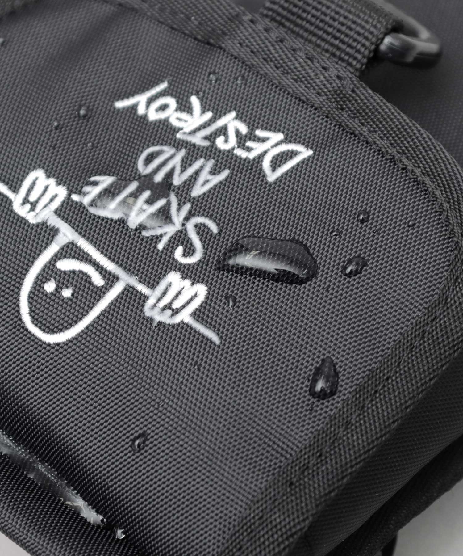 スラッシャー THRASHER 撥水加工 ポリエステル スマホポーチ / スマホショルダー / ネックポーチ