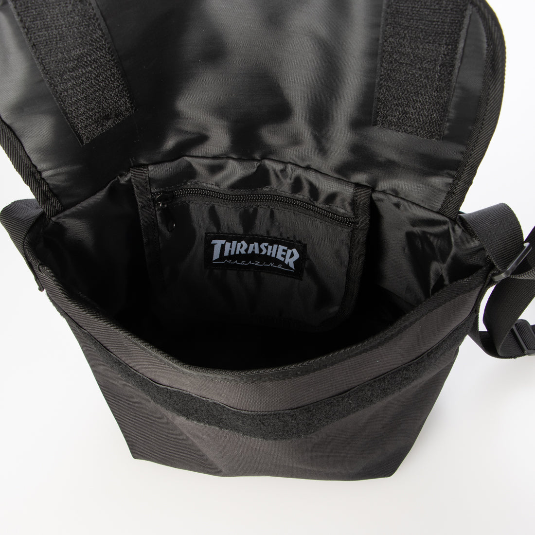 スラッシャー THRASHER スラッシャー THRASHER  横型ショルダーバッグ （BK/SD） BK/SD