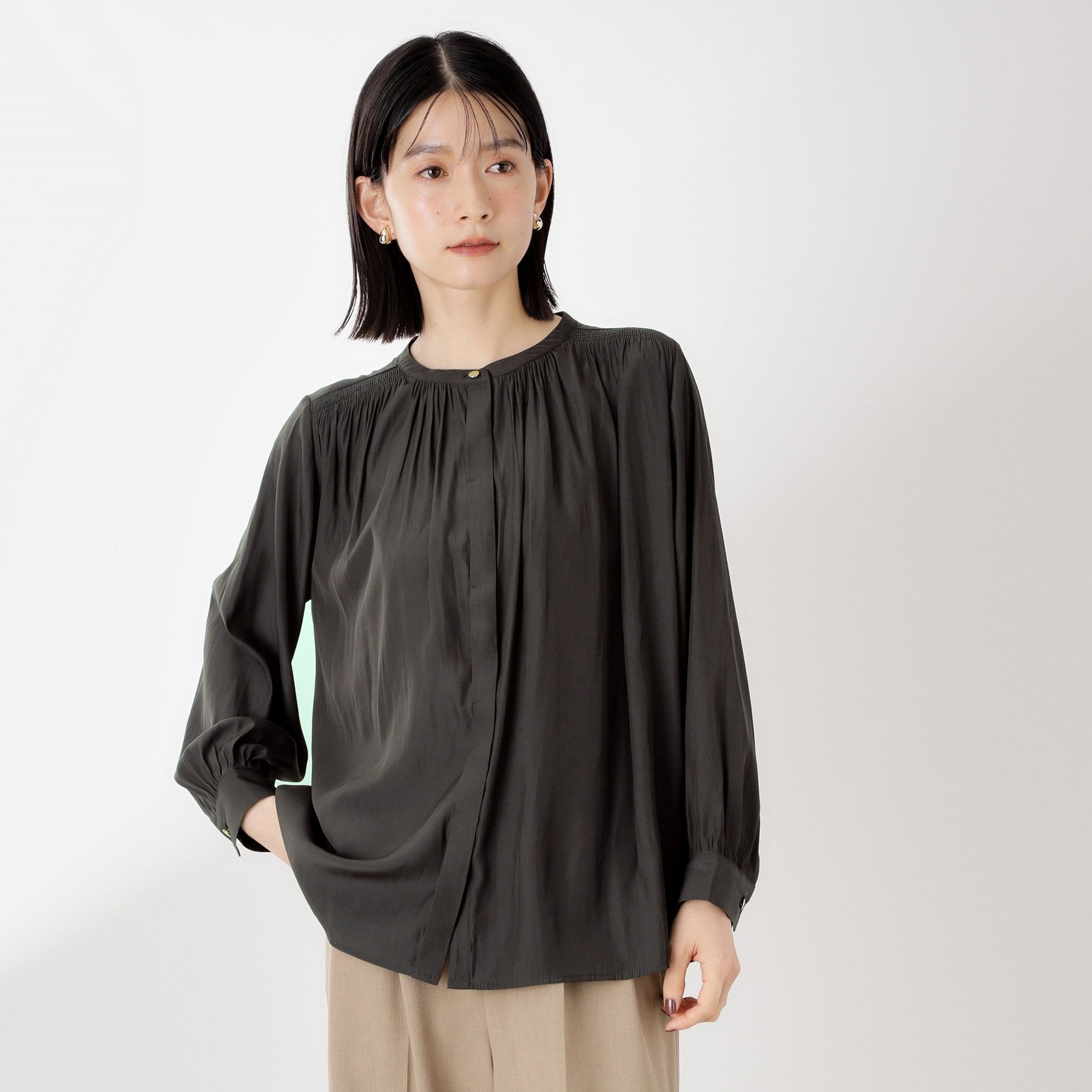 ザ ショップ ティーケー  (ウィメン) THE SHOP TK(Women) ヴィンテージサテンギャザーシャツ （スミクロ(018)） スミクロ(018)