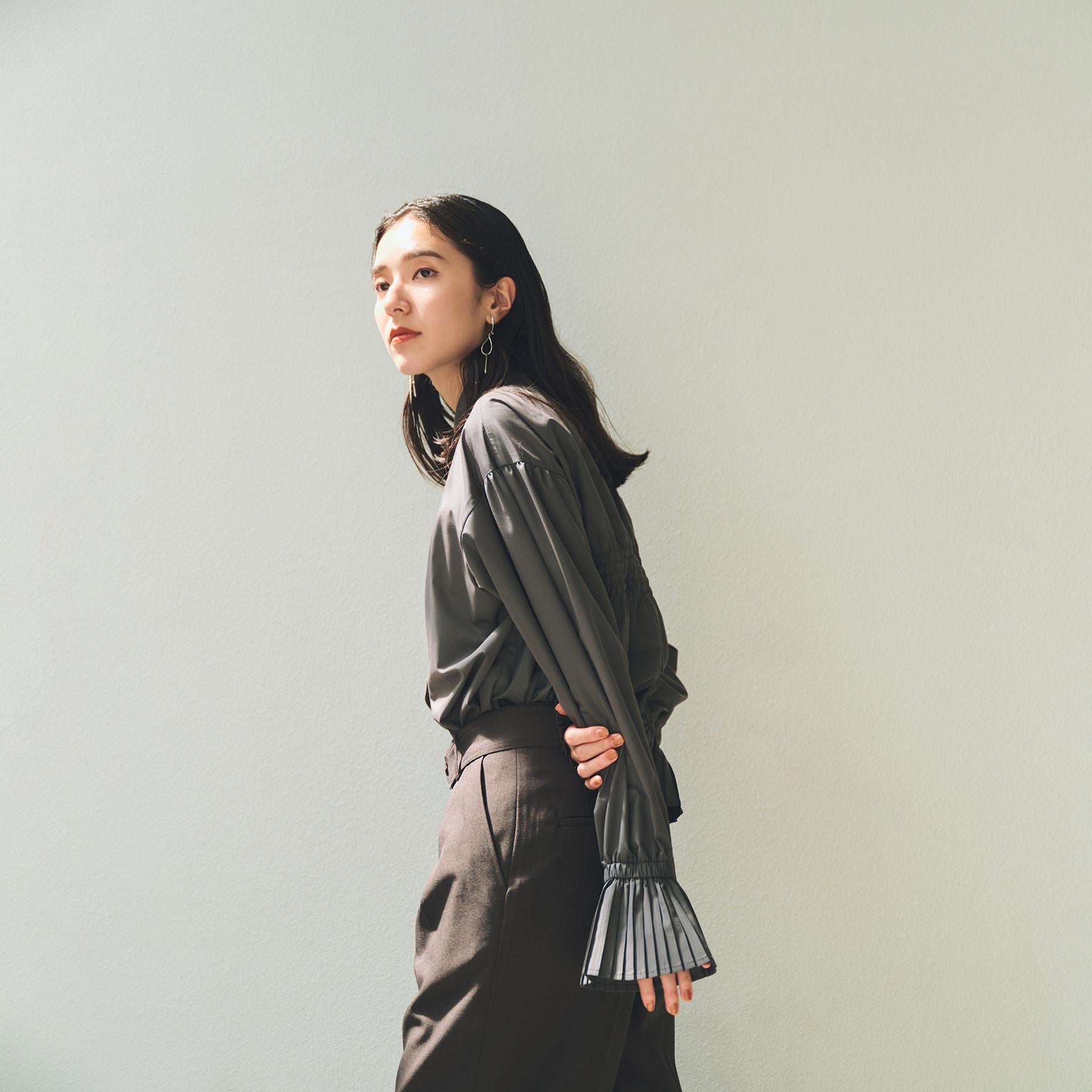 ザ ショップ ティーケー  (ウィメン) THE SHOP TK(Women) 袖プリーツシャツ （スミクロ(018)） スミクロ(018)