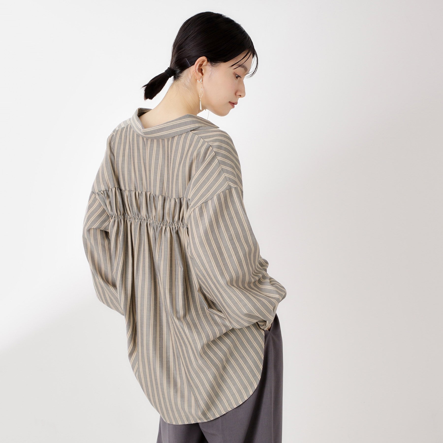 ザ ショップ ティーケー  (ウィメン) THE SHOP TK(Women) バックシャーリングブラウス （スミクロ(318)） スミクロ(318)
