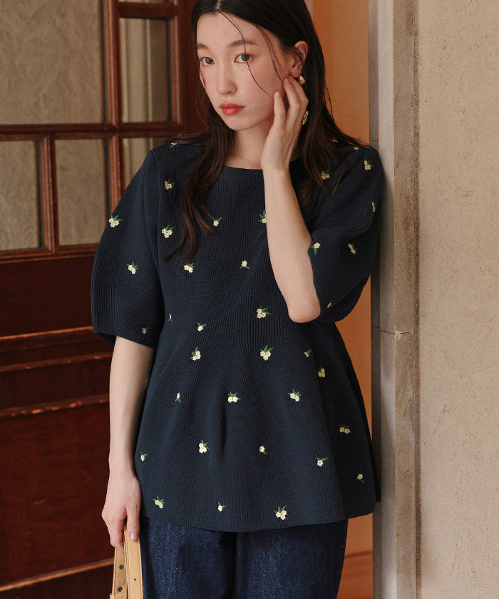 ティティベイト titivate フラワー刺繍ペプラムニットトップス （ネイビー） ネイビー