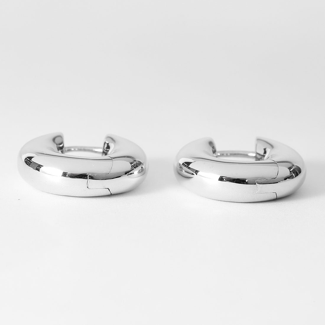トムウッド TOM WOOD ピアス チャンキー Hoops Small 100153 S925
