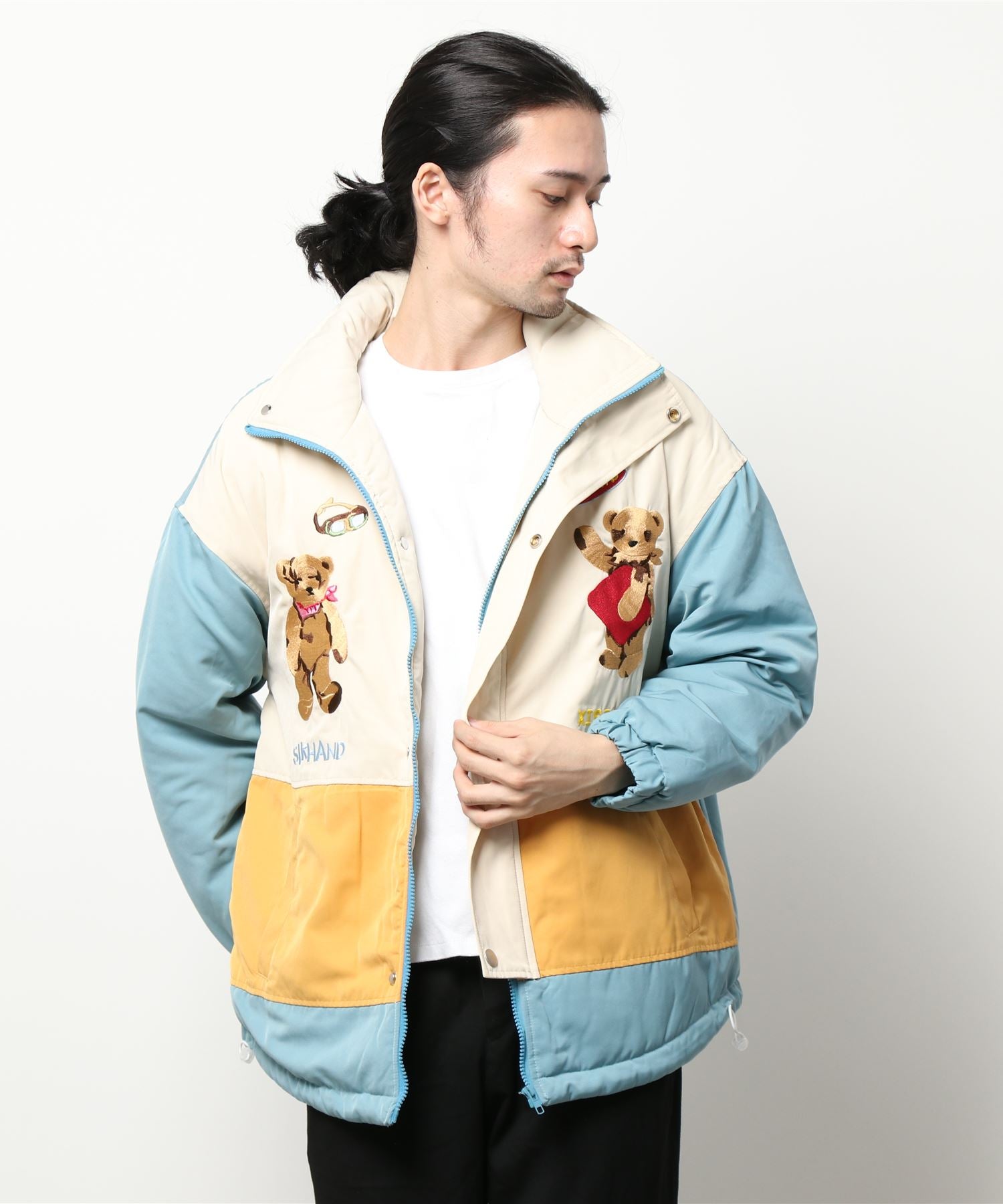 フック HOOK 【HOOK】アメカジベア刺繍配色切り替えブルゾンジャケット （ブラック） ブラック