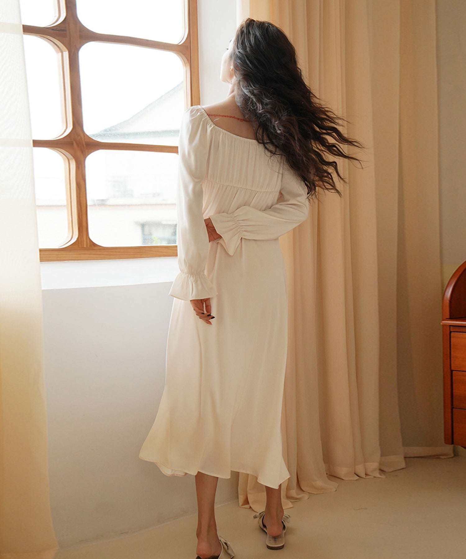 Jasmine Grandiflorum 【Jasmine】 Silk-like Frill × Lace Long Sleeve Long Dress Loungewear