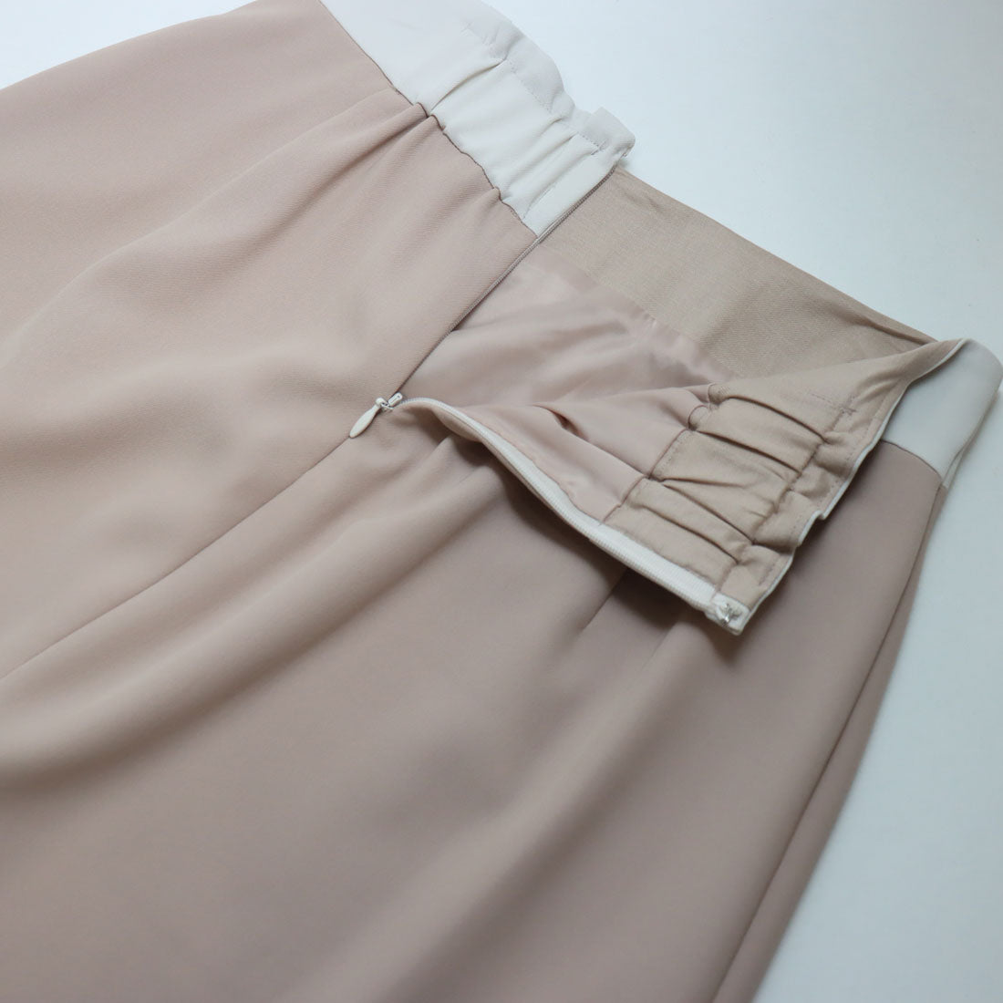 トーナル TONAL バイカラーハトメトラペーズスカート ベージュ