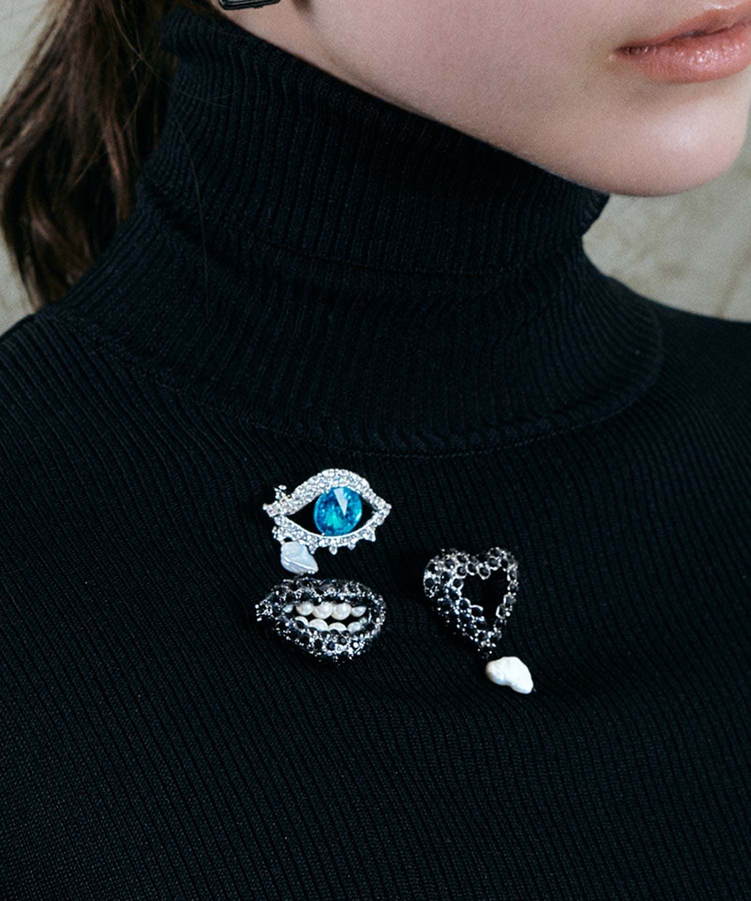 イリスフォーセブン IRIS47 laugh brooch BO126 （ブラック） ブラック