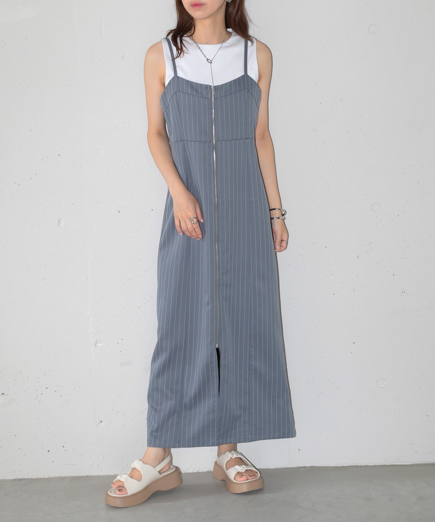 ピンストライプ フロントジップ キャミワンピース ロングワンピース ノースリーブ Iライン XNN  【MAISON BREEZE】,グレー