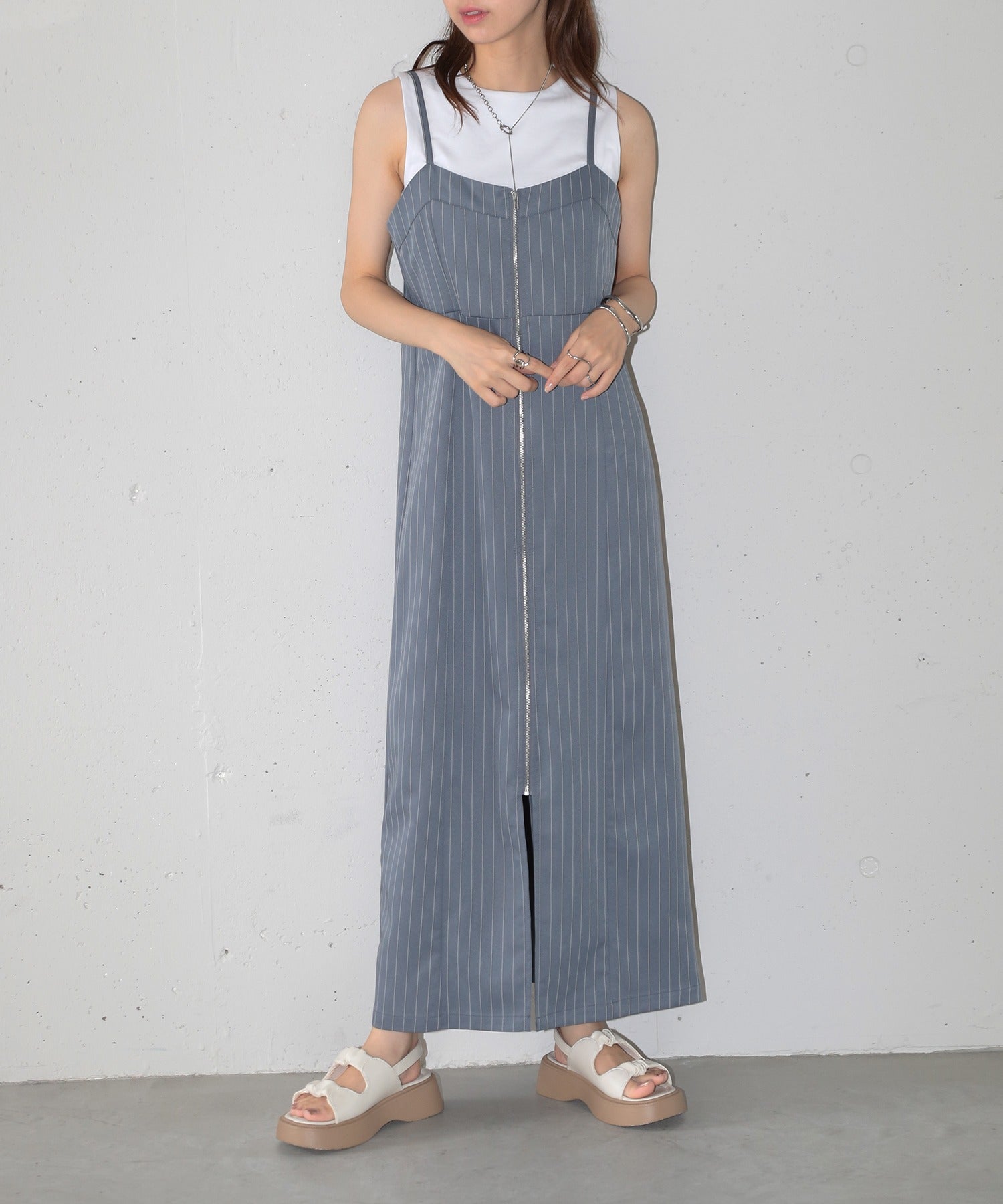 ピンストライプ フロントジップ キャミワンピース ロングワンピース ノースリーブ Iライン XNN  【MAISON BREEZE】