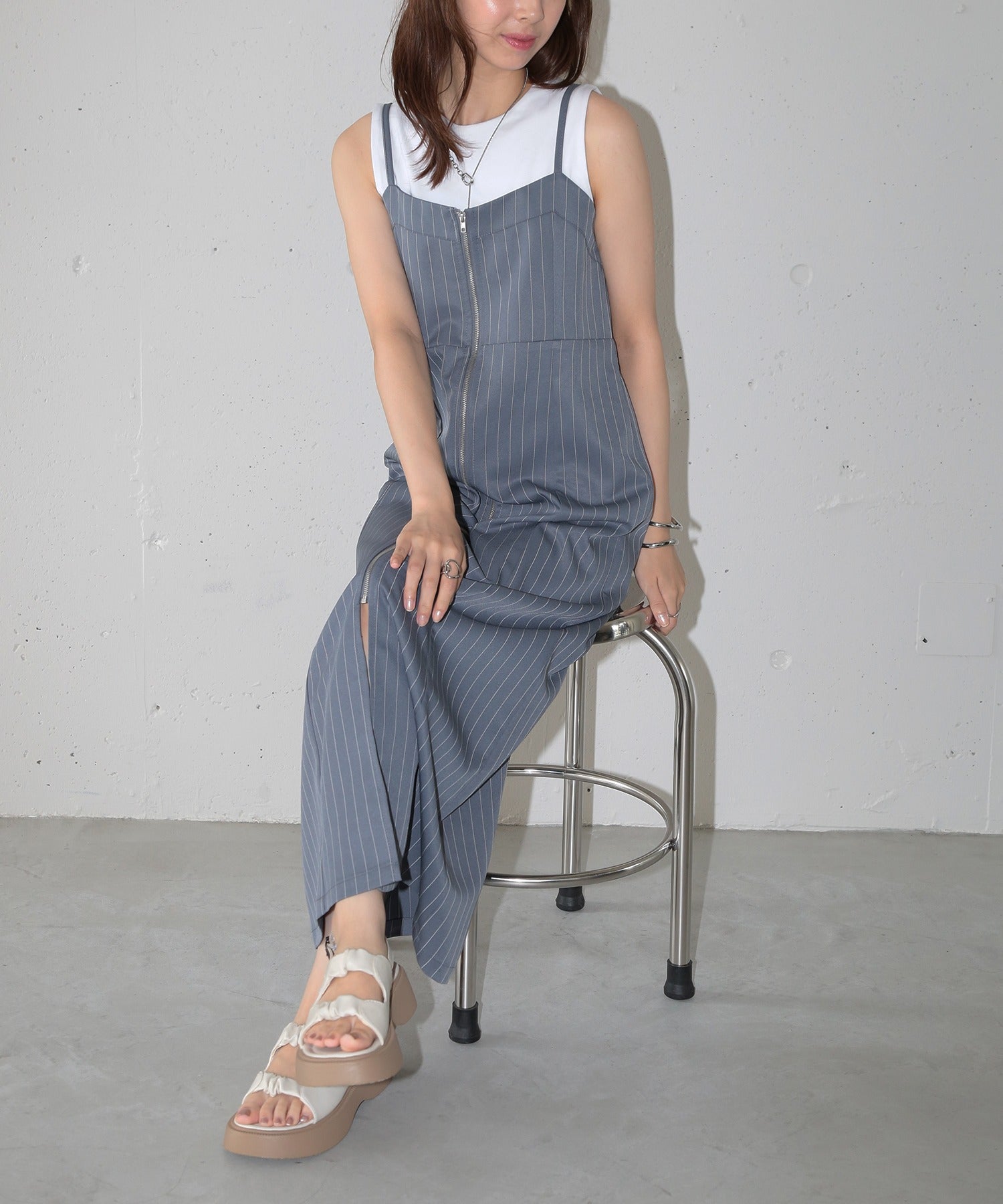 ピンストライプ フロントジップ キャミワンピース ロングワンピース ノースリーブ Iライン XNN  【MAISON BREEZE】