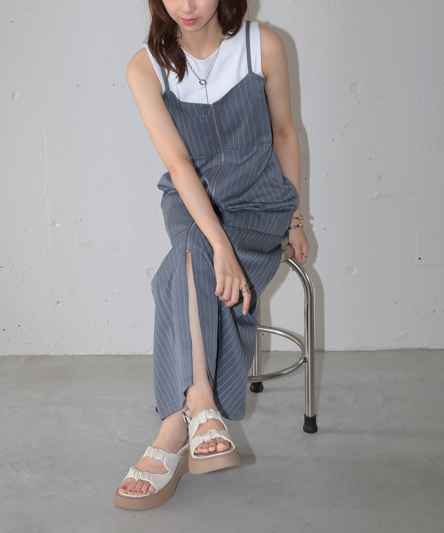 ピンストライプ フロントジップ キャミワンピース ロングワンピース ノースリーブ Iライン XNN  【MAISON BREEZE】