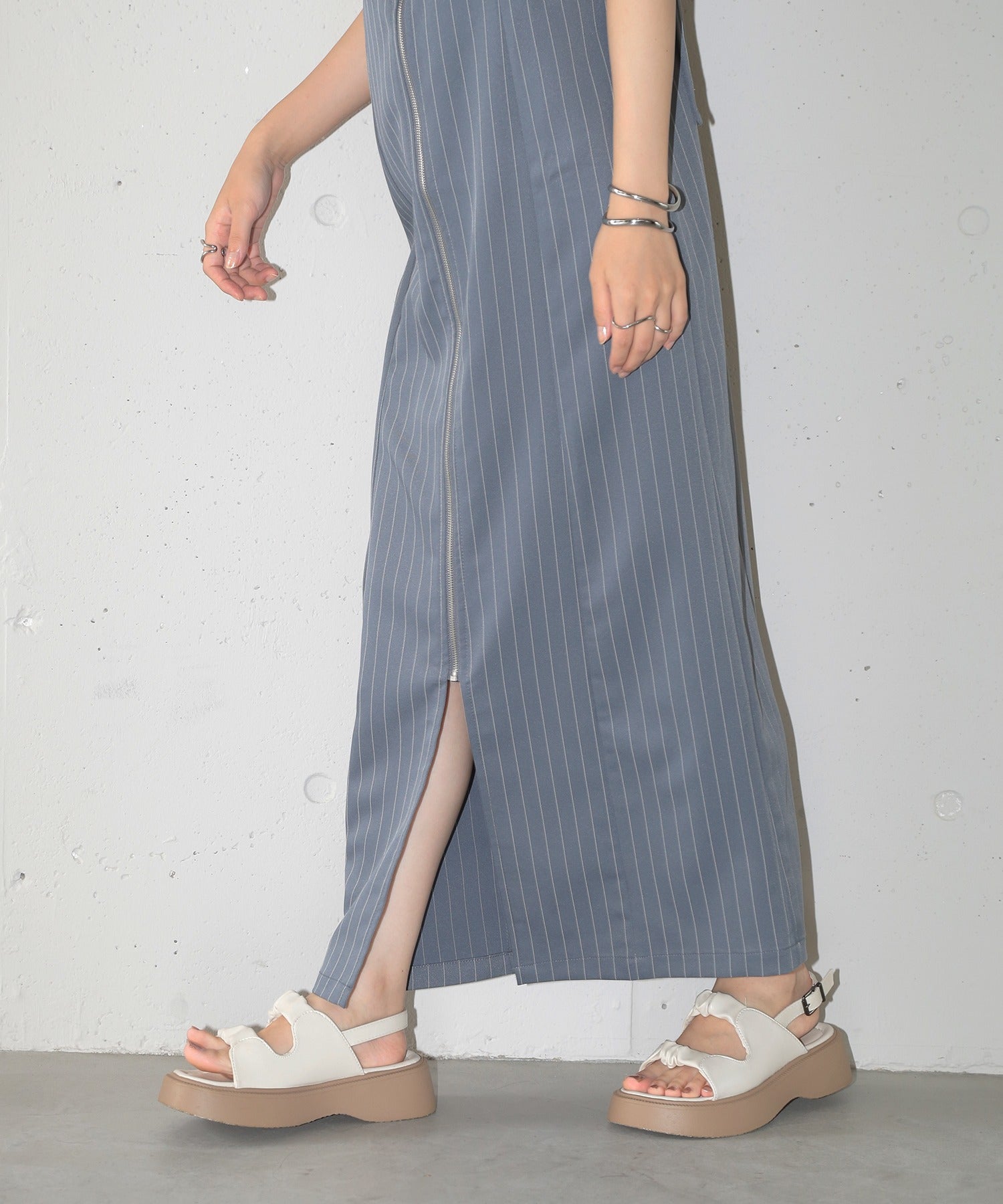 ピンストライプ フロントジップ キャミワンピース ロングワンピース ノースリーブ Iライン XNN  【MAISON BREEZE】