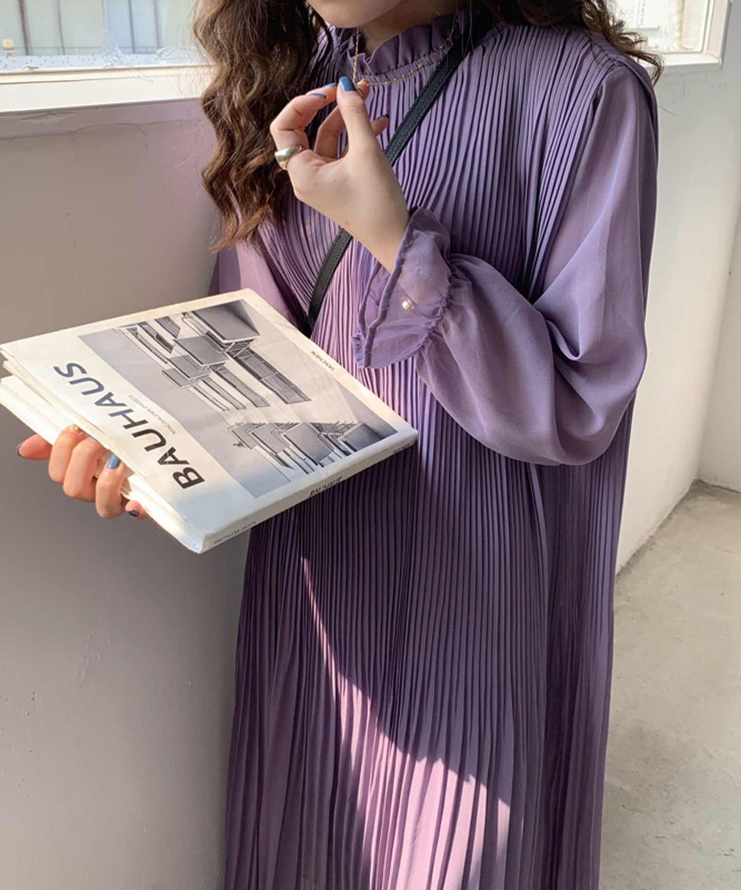 メゾンブリーズ MAISON BREEZE 【MAISON BREEZE】フリルカラー ミディ丈 プリーツ ワンピース 長袖 キャンディスリーブ スタンドネック シアーワンピース ミモレ丈 SCCH329