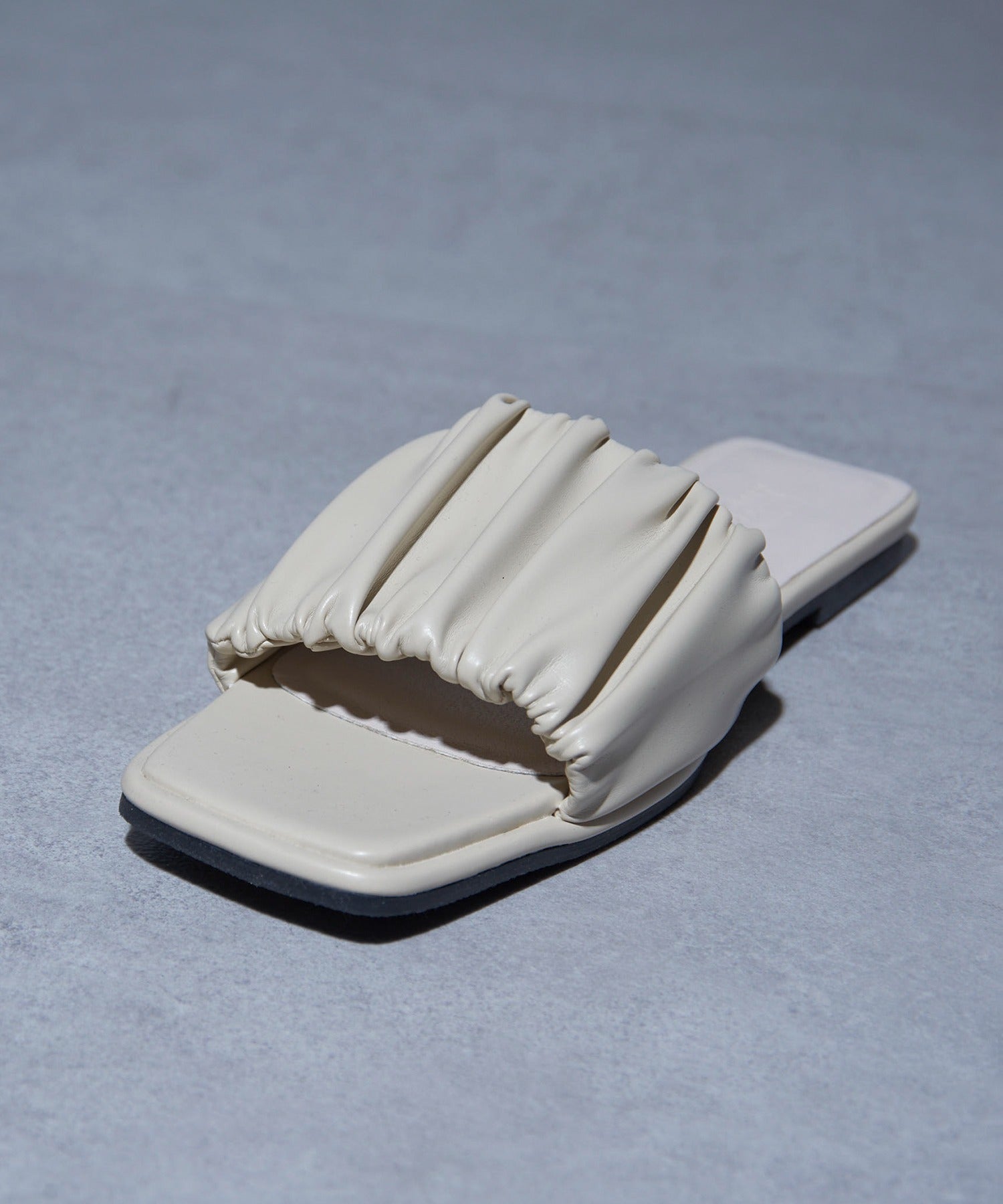 メゾンブリーズレヴール MAISON BREEZE reveur square toe gather sandals （アイボリー） アイボリー