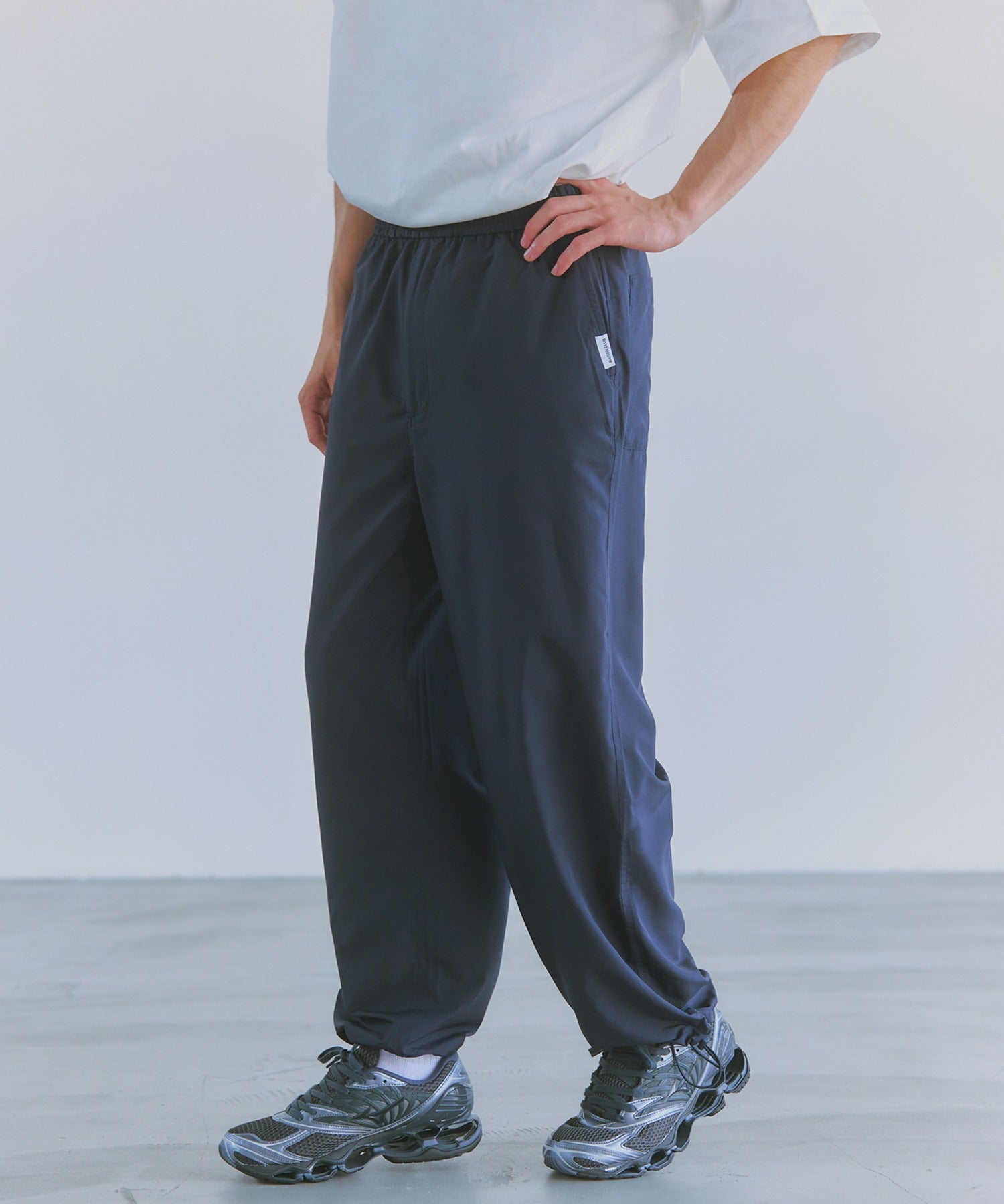 メゾンクラブ MAISON CLUB SUPER LIGRT TECH TRAVEL EASY TROUSERS /超軽量リップストップ素材 （ネイビー） ネイビー